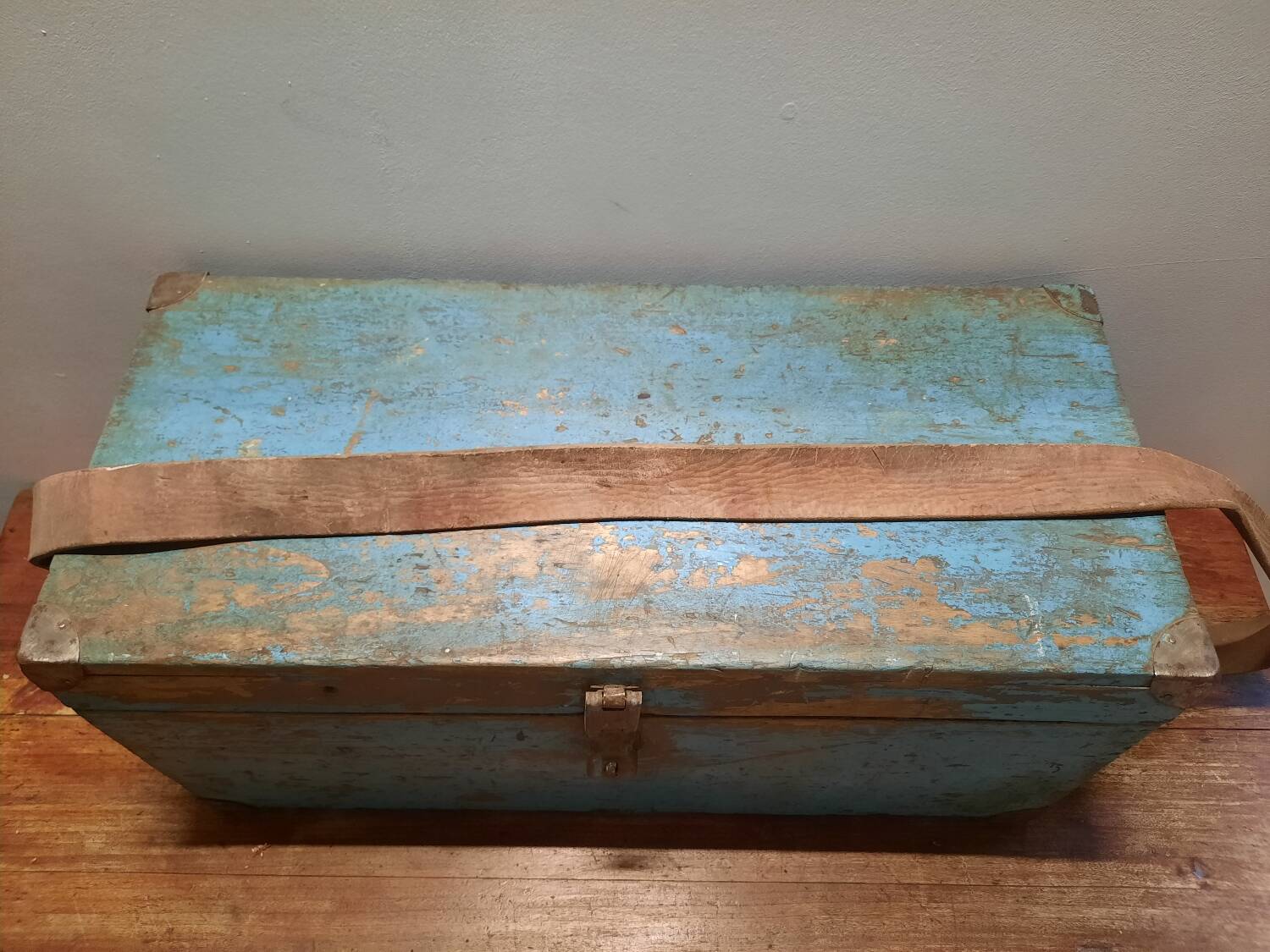 Malle ancienne en bois patinée bleue