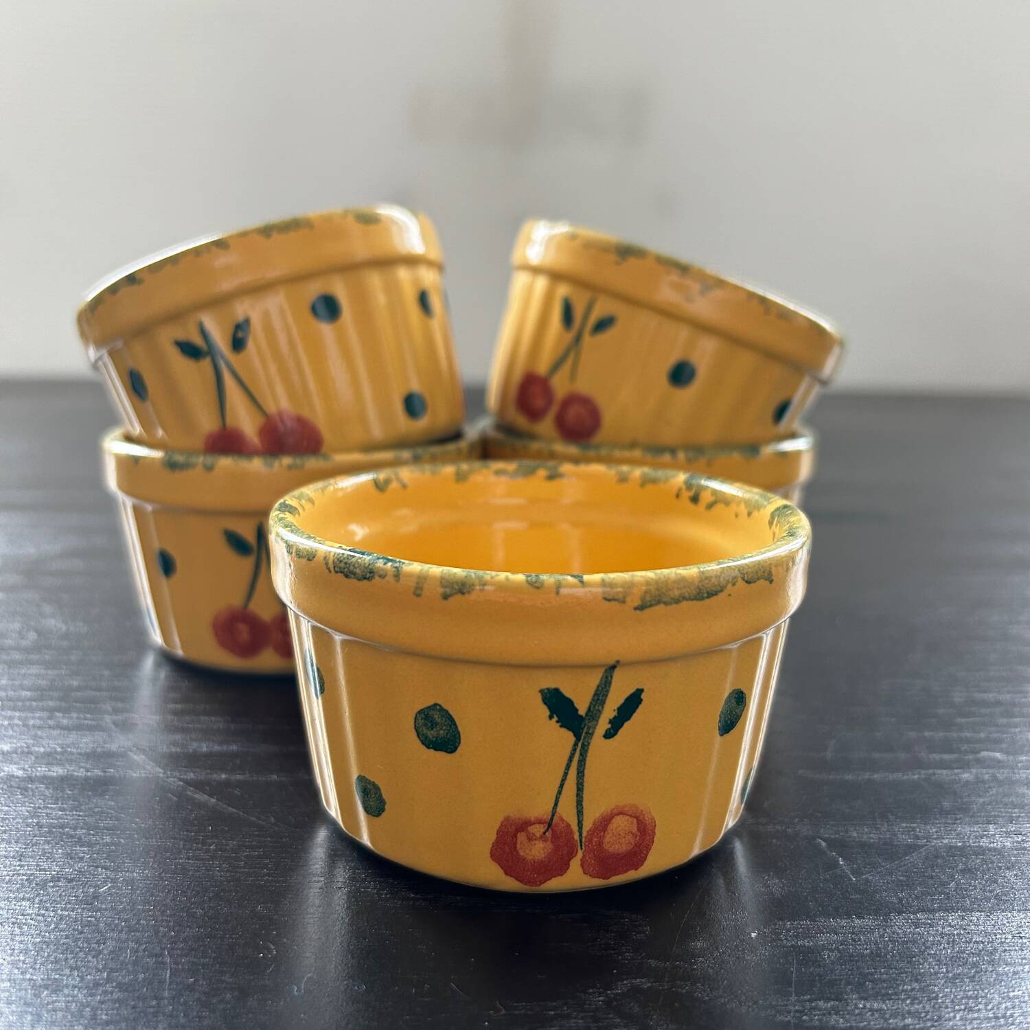 Service of 5 ramekins with cherry decoration