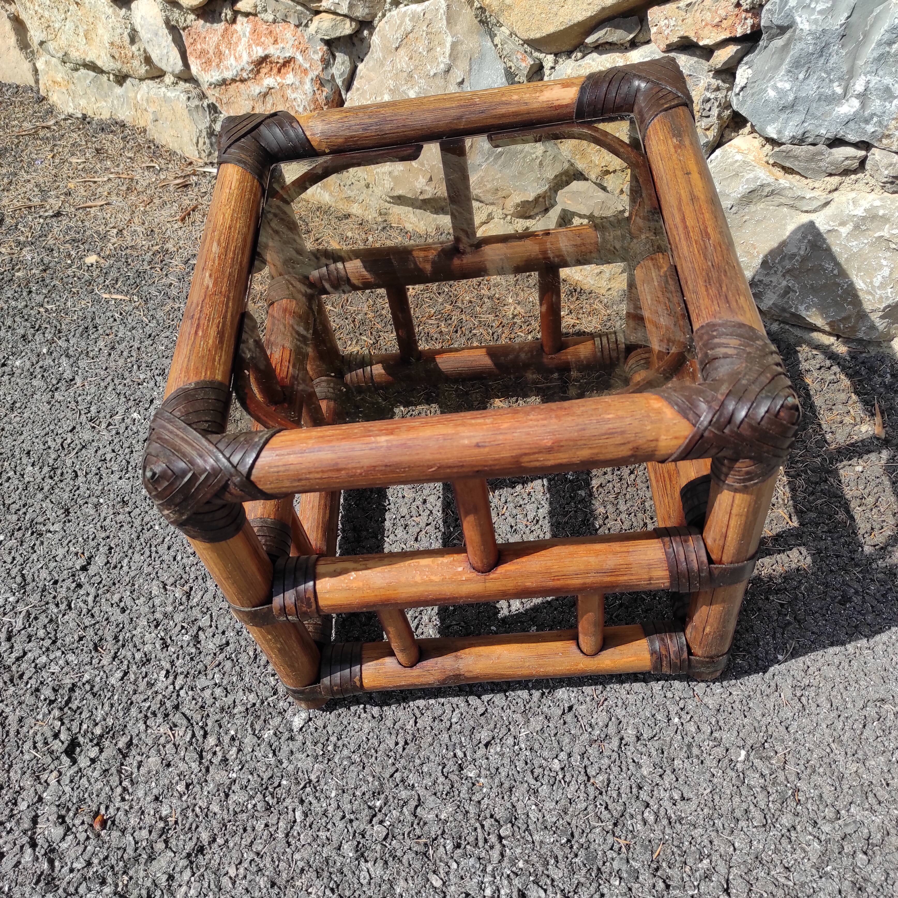 Table d'appoint en bambou vintage avec 1 plateau en verre couleur ambre foncé