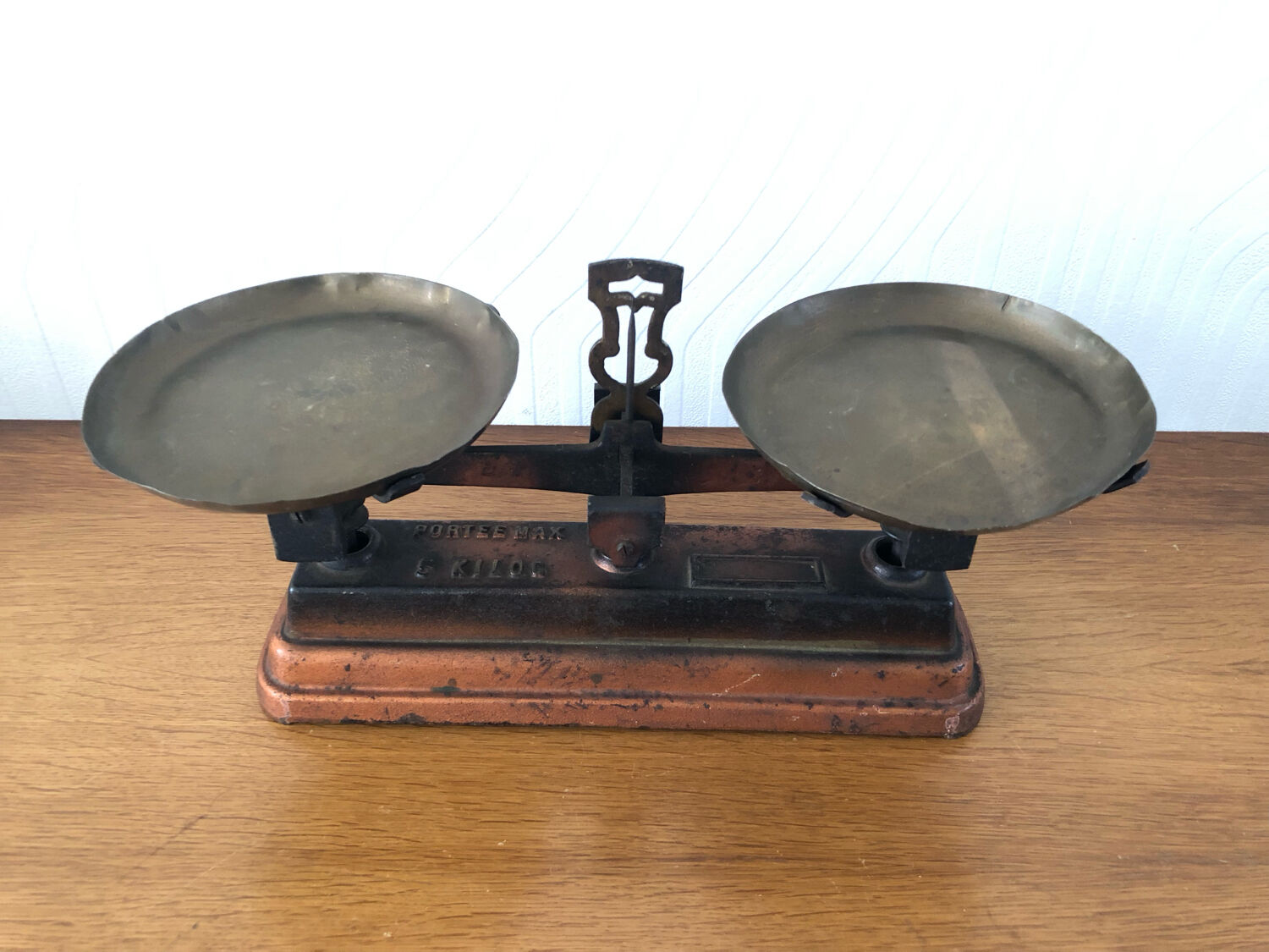 Old balance force 5 kilos Roberval copper and black