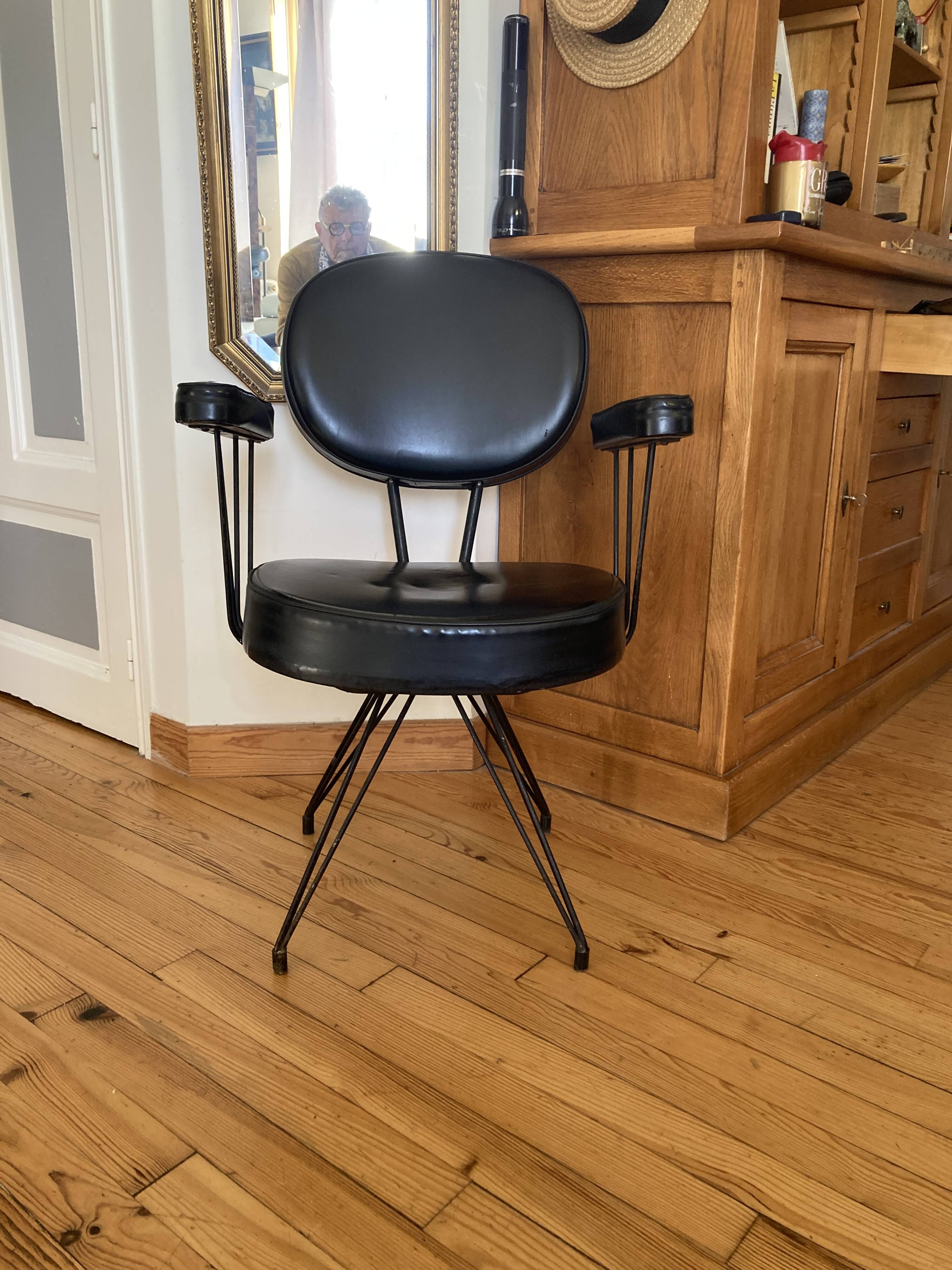 Very beautiful 1920s hairdresser's chair in excellent condition.