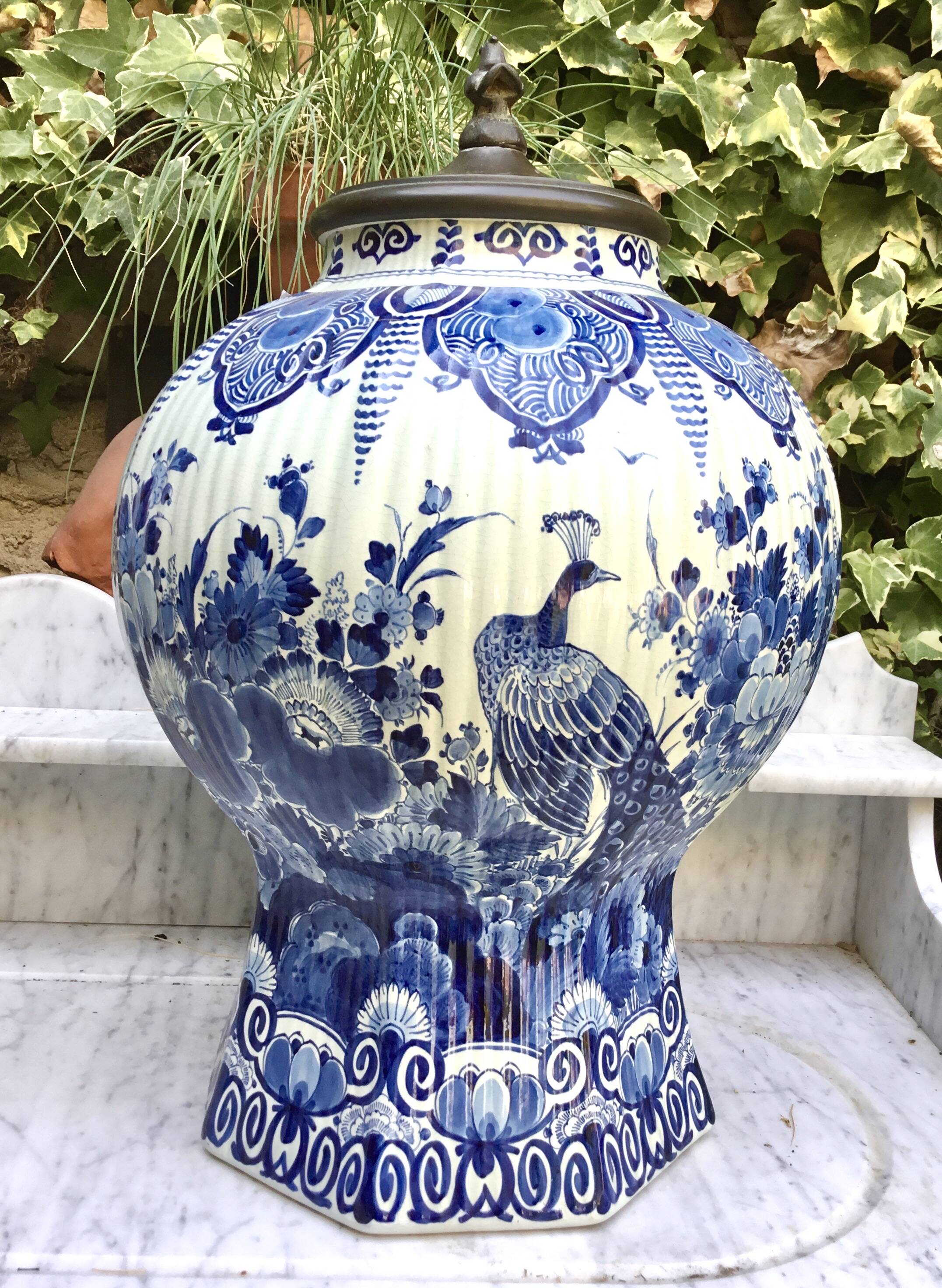 Delft. Important potiche in earthenware with blue and white decoration.
