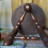 Paire de tabourets bas tripodes vintages en bois tourné