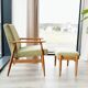 Fauteuil scandinave en bois avec repose-pieds vert olive