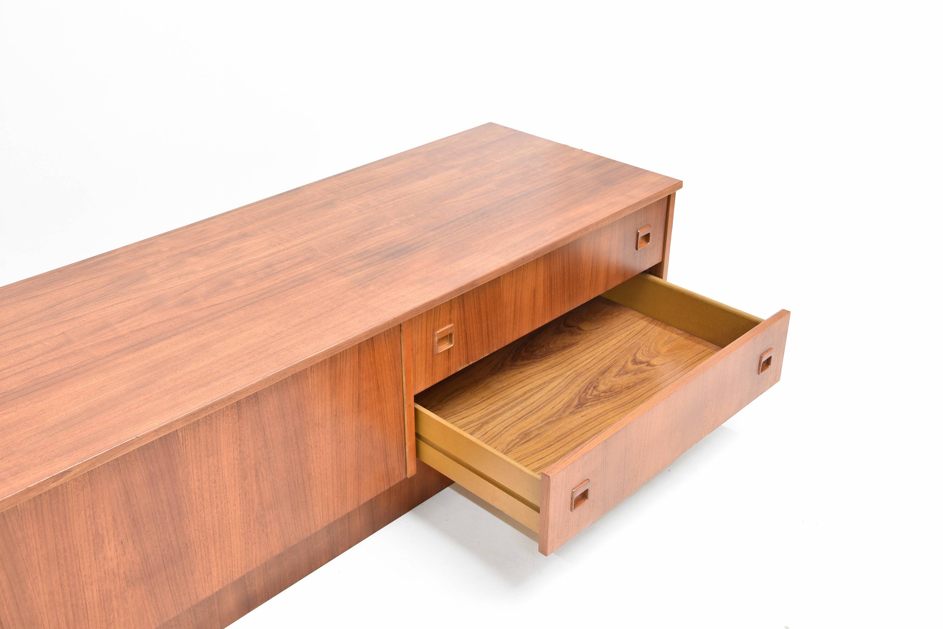 Low enfilade Scandinavian style restored teak