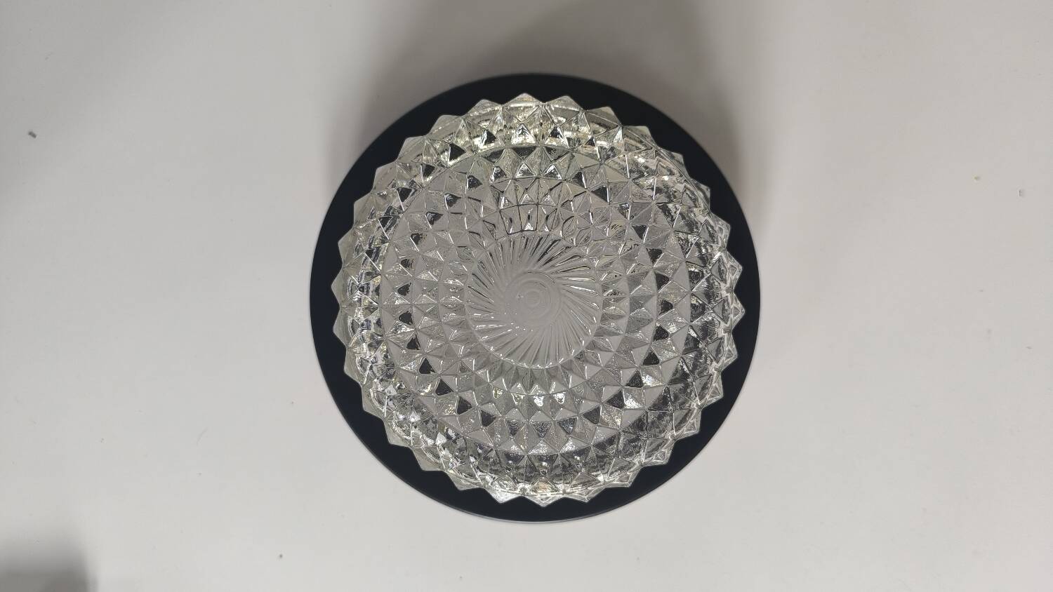 Wall lamp in chiseled glass and lacquered metal 1970