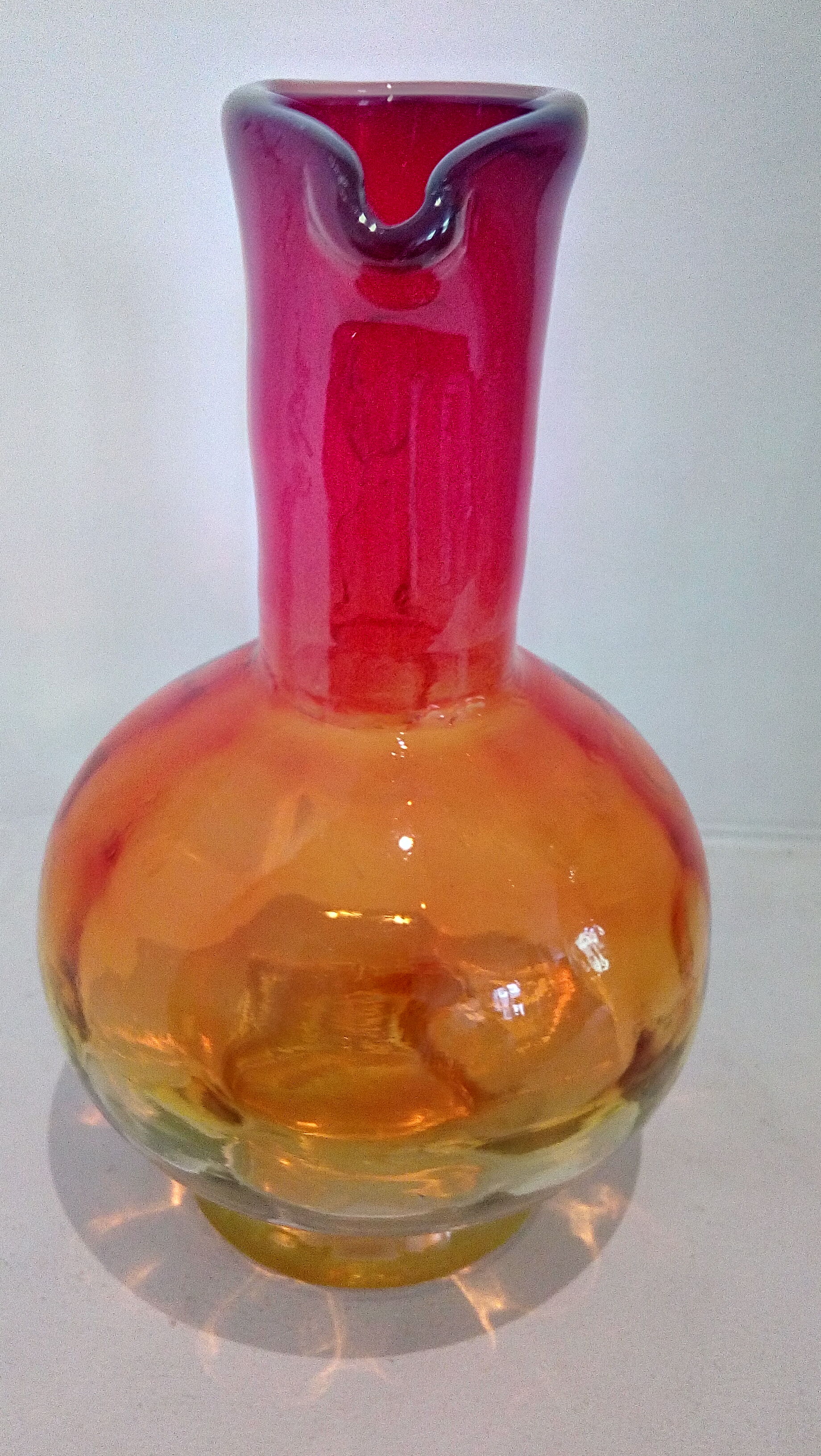 Pichet en verre coloré