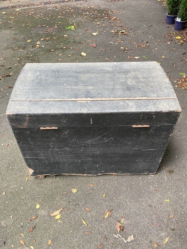 Wooden travel trunk