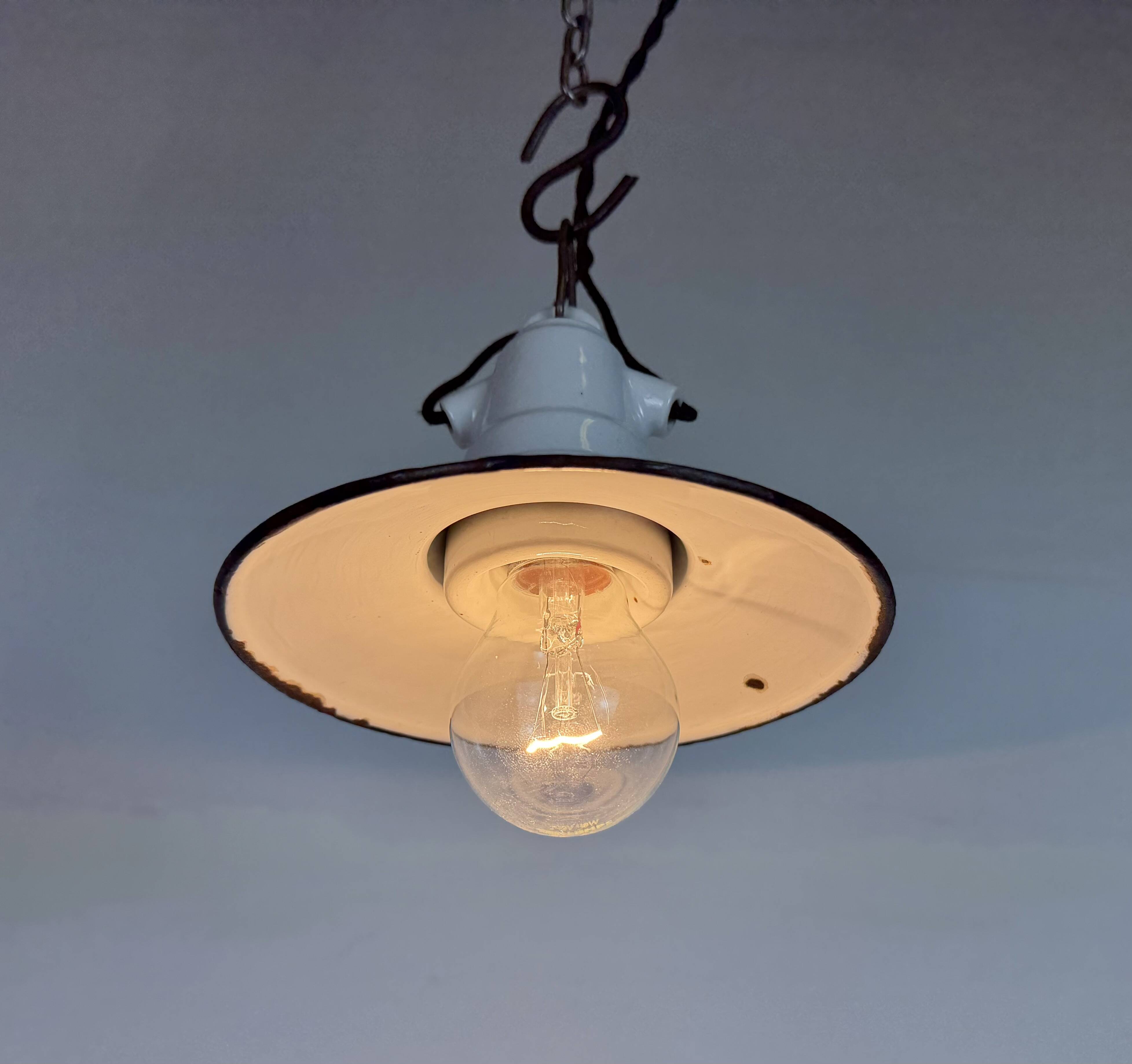 Suspension industrielle en émail vert, années 1950