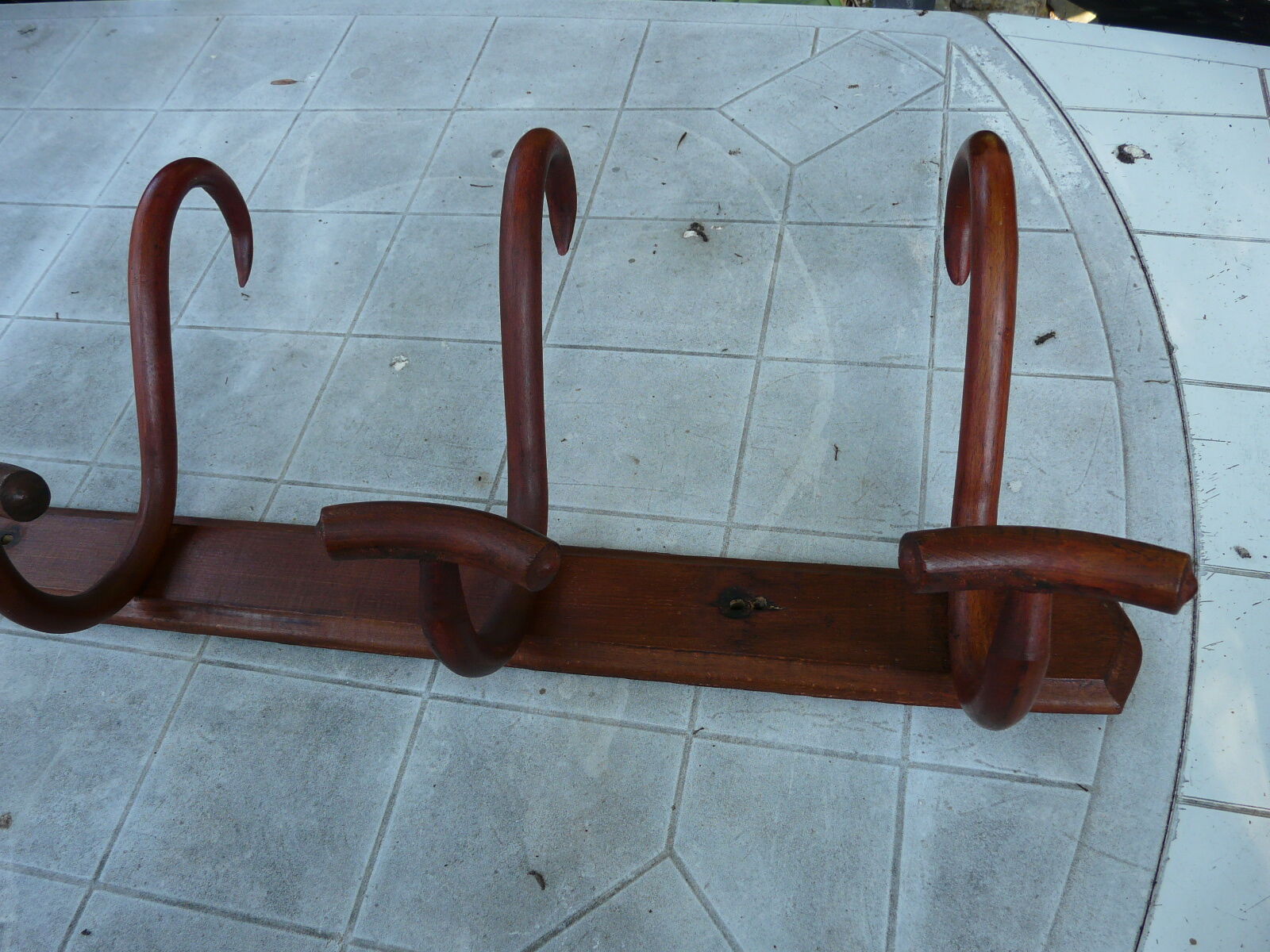 Coat rack with four double curved wooden pads