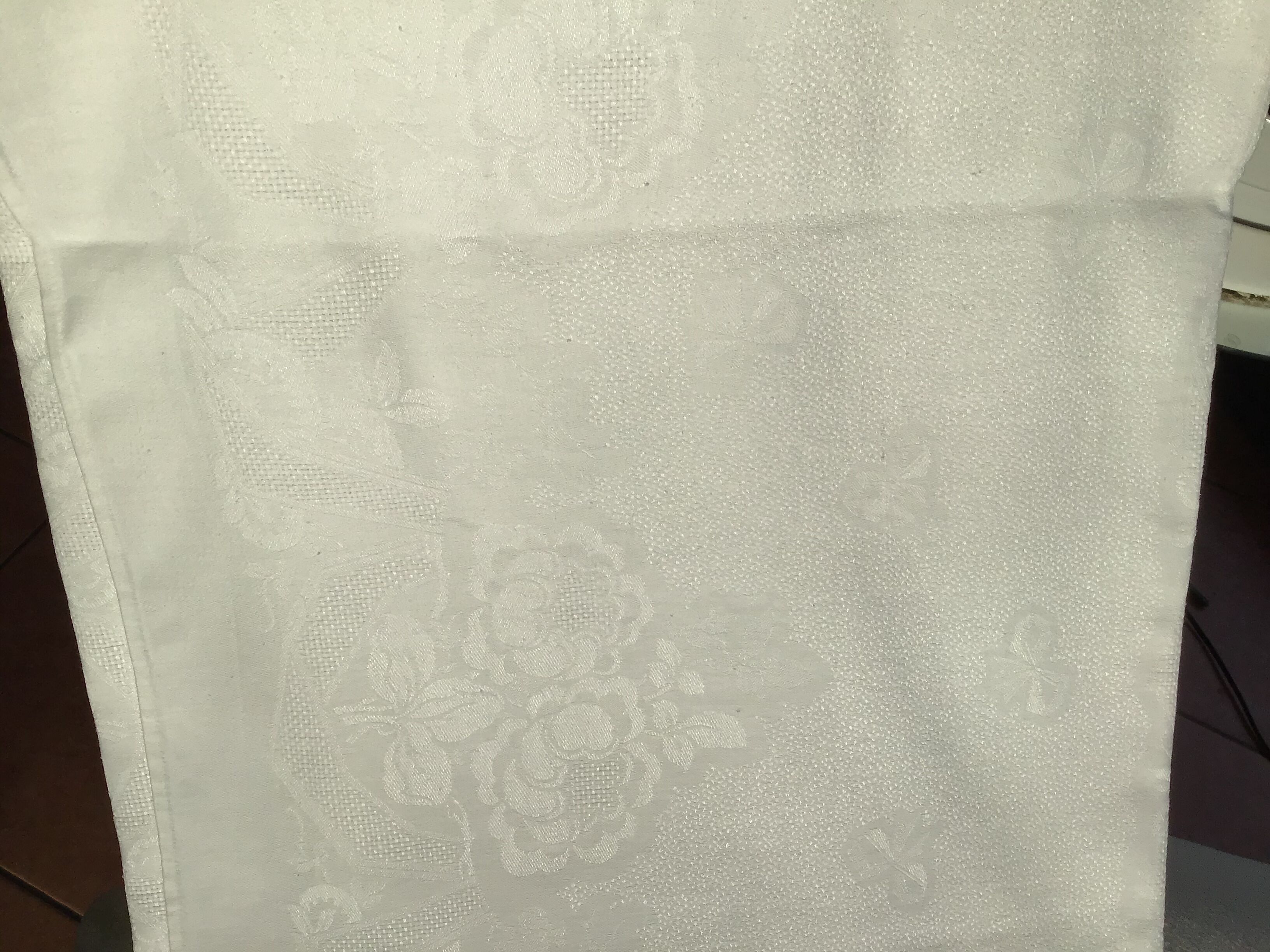 JC damask table embroidered hand 160x144cm