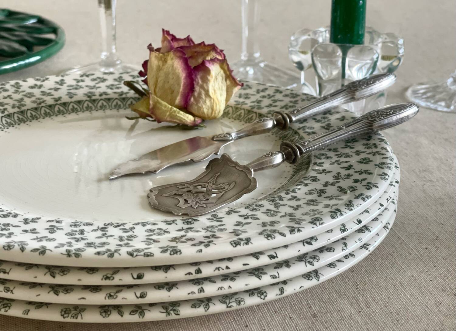 4 English dinner plates.