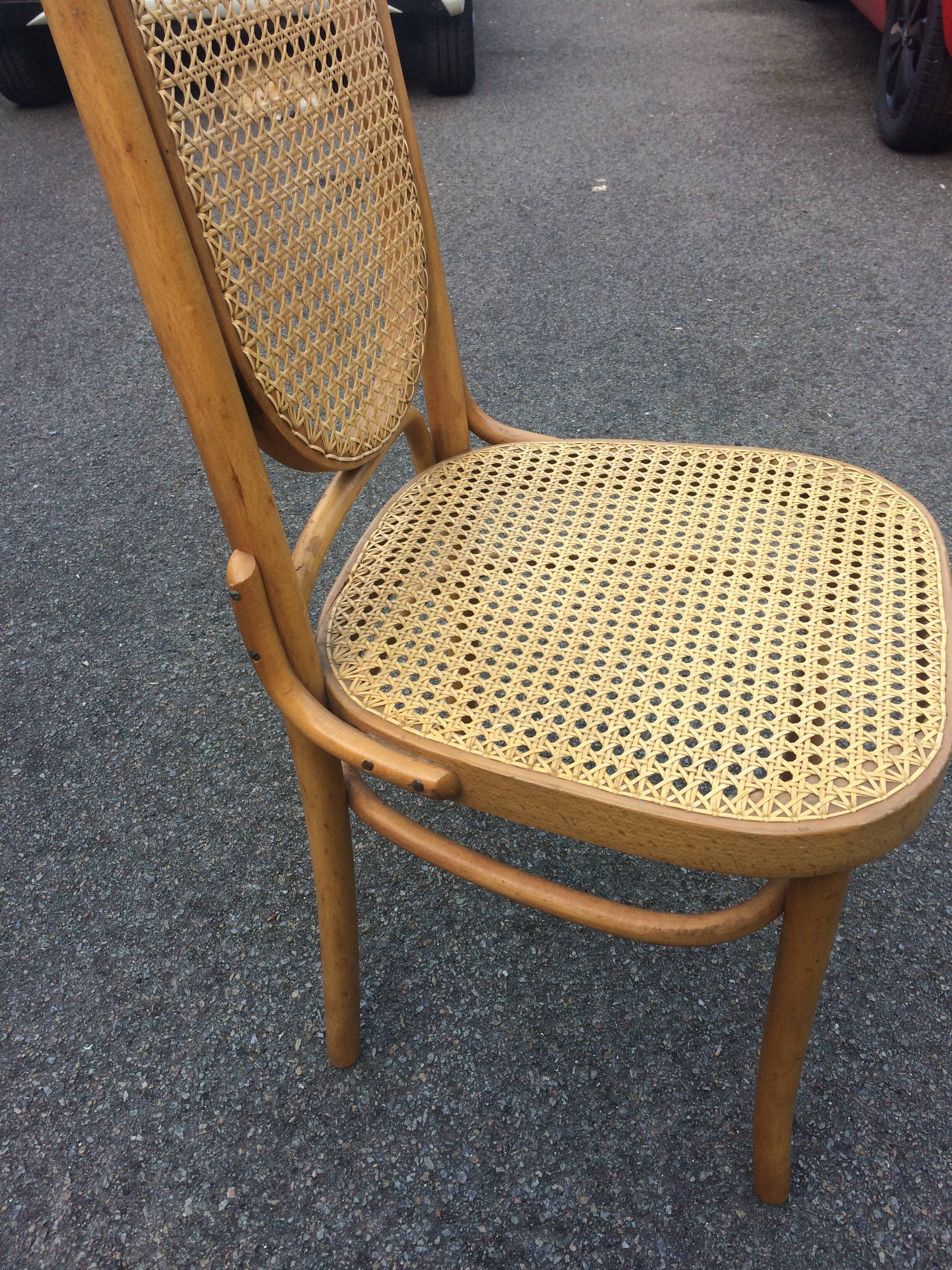 2 light wooden chairs. , seated and fluted backrest. Thonet No 17?