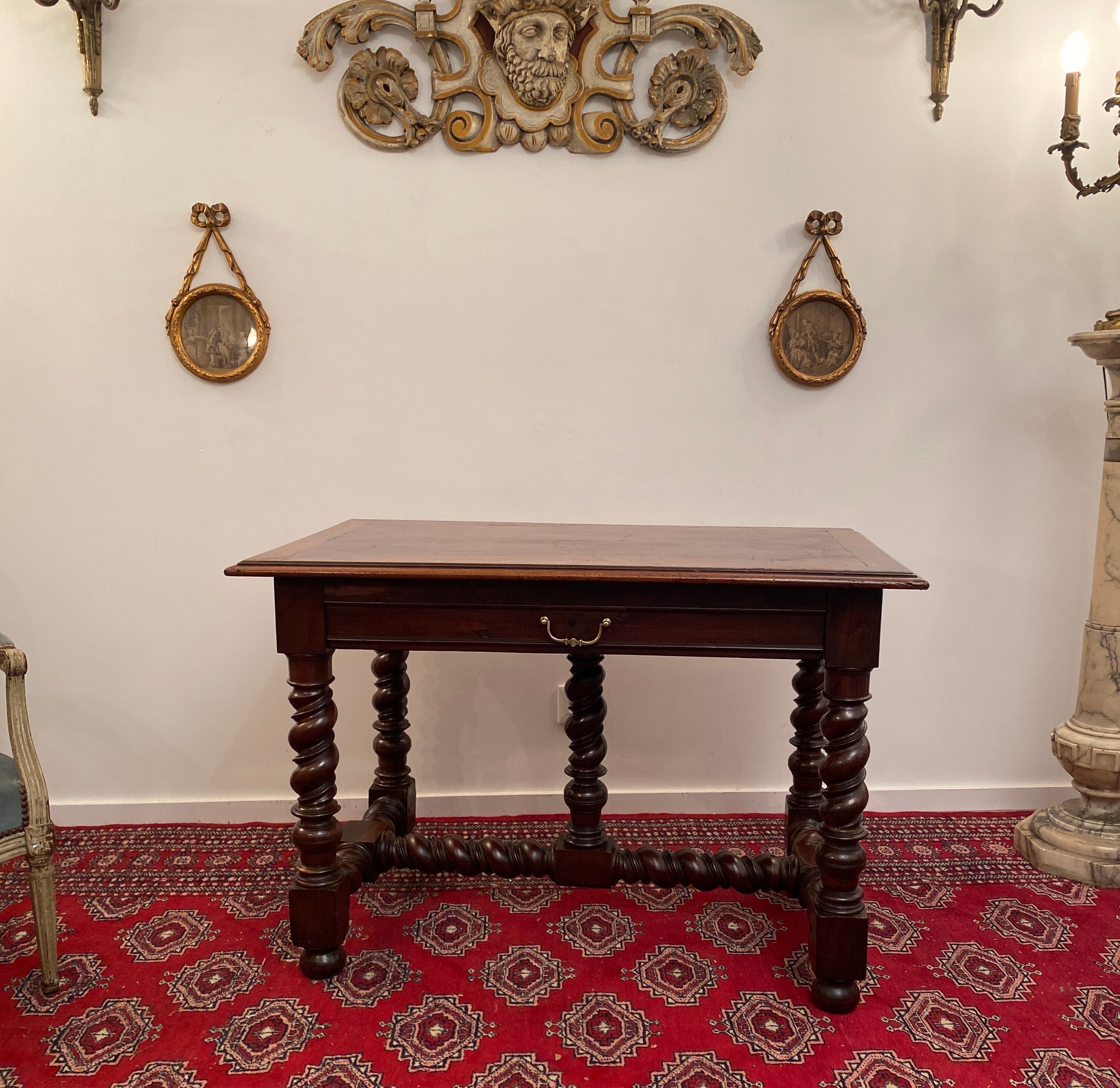 Bureau en noyer d'epoque Louis Xlll