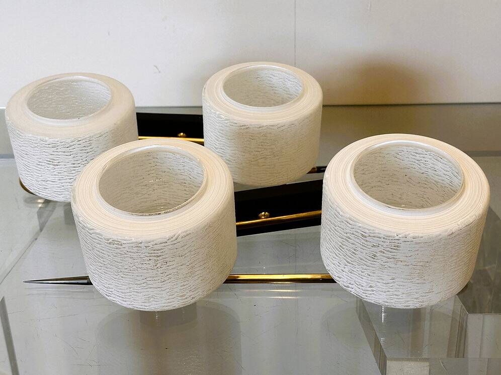 Paire d'appliques vintage années 60, appliques chic parisiennes en laiton et verre texturé