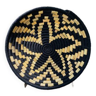 Plate in woven palm leaves black flower black 40 cm