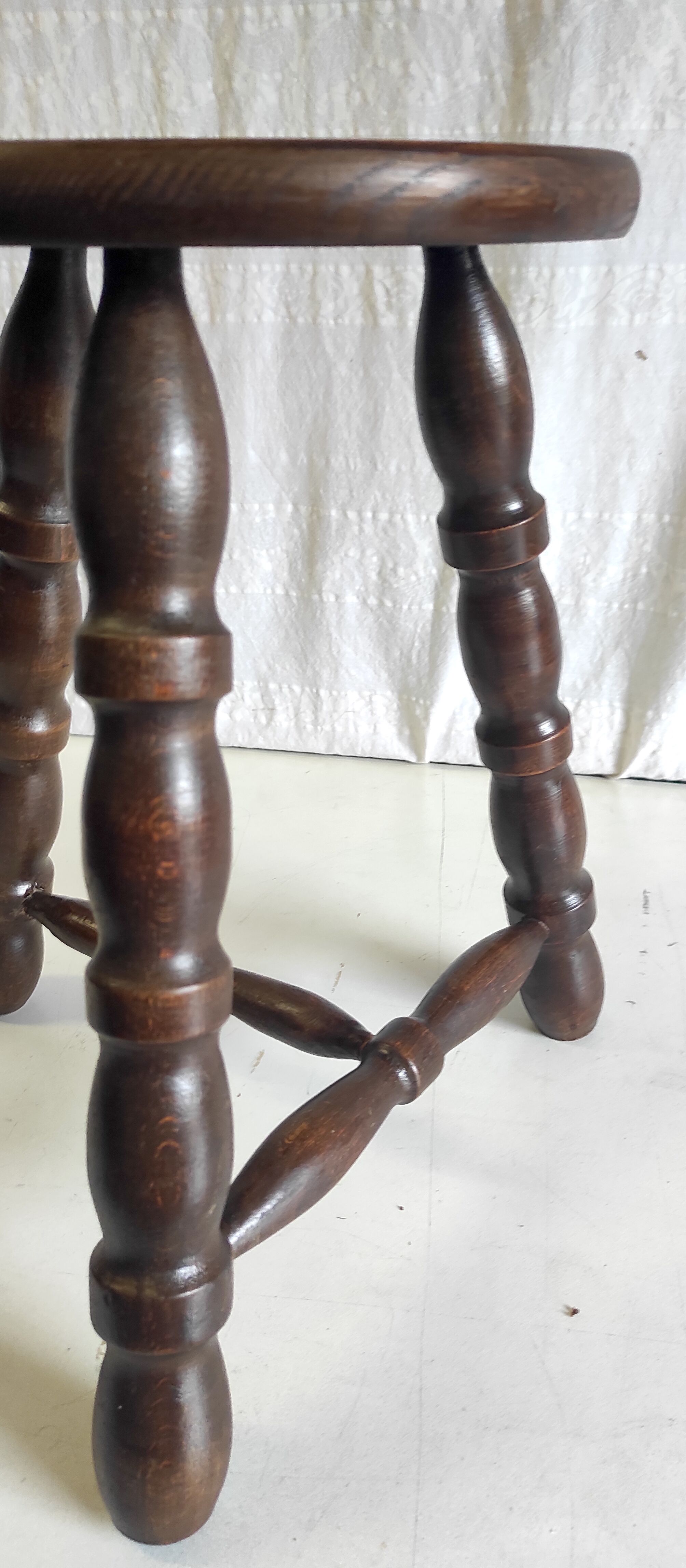 Tripod stool in turned solid wood – 80s/90s