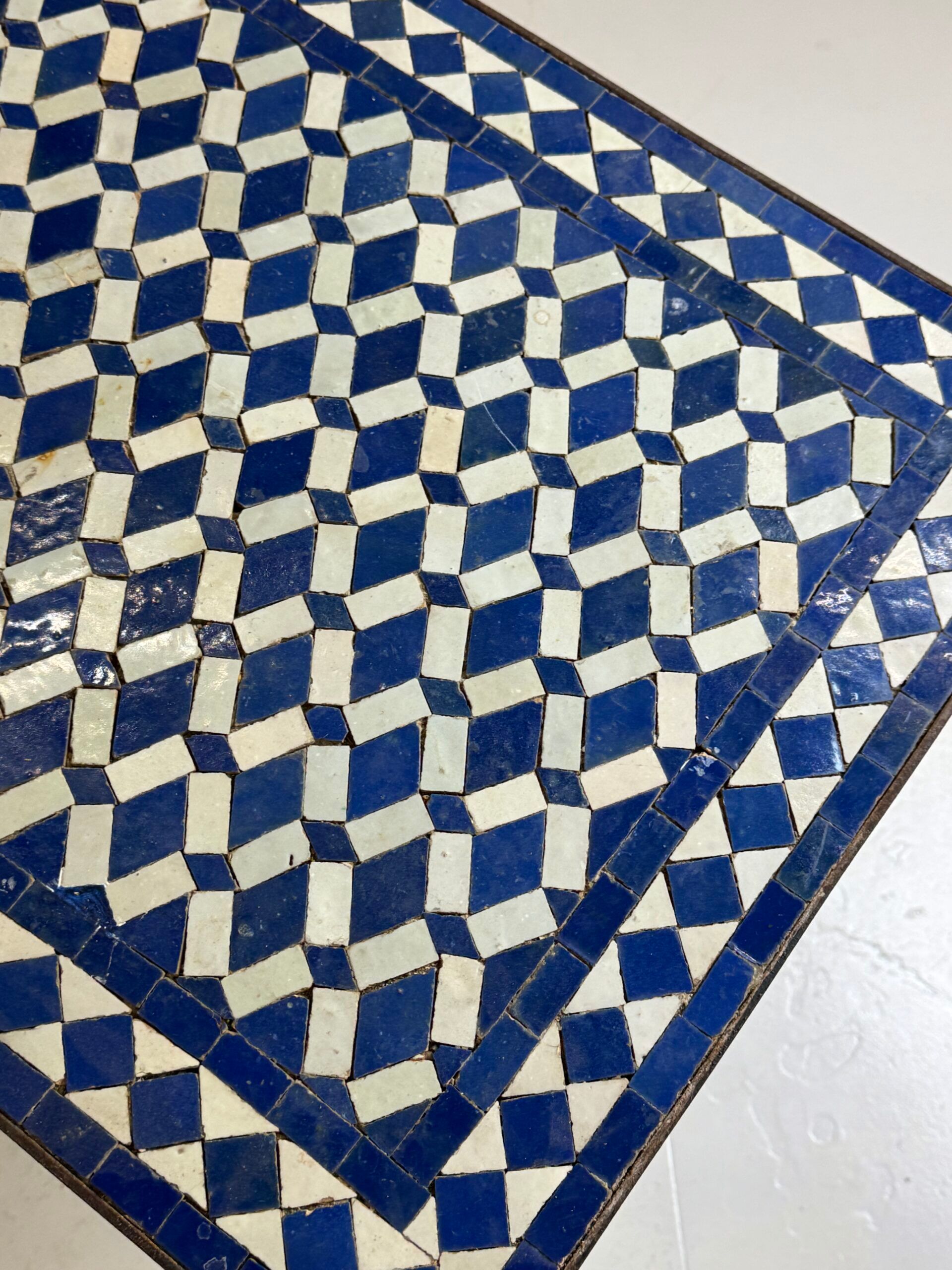 Table d'appoint en mosaïque et fonte