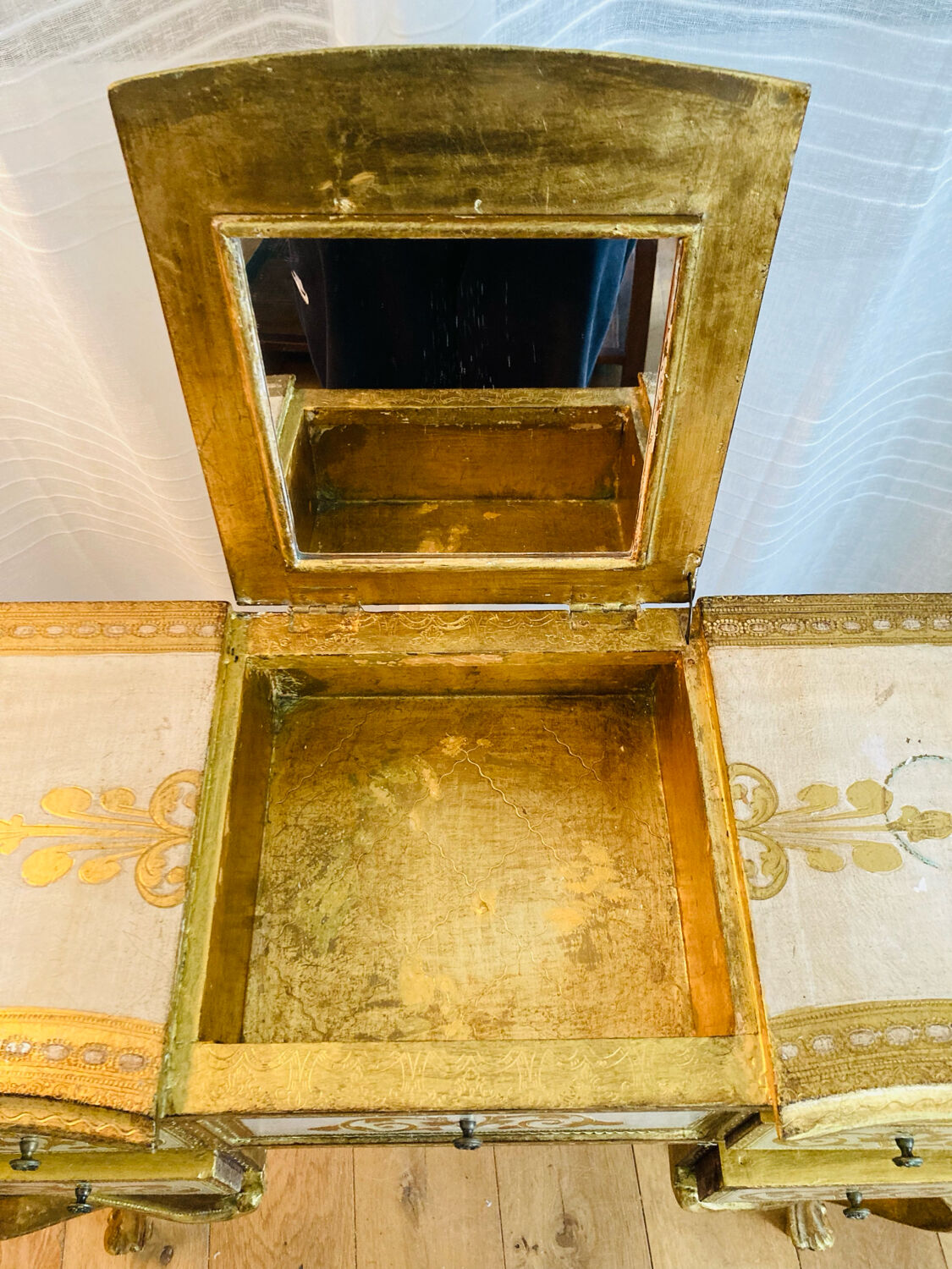 Venetian dresser from the 1960s/70s in carved wood with floral motifs.