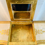 Venetian dresser from the 1960s/70s in carved wood with floral motifs.