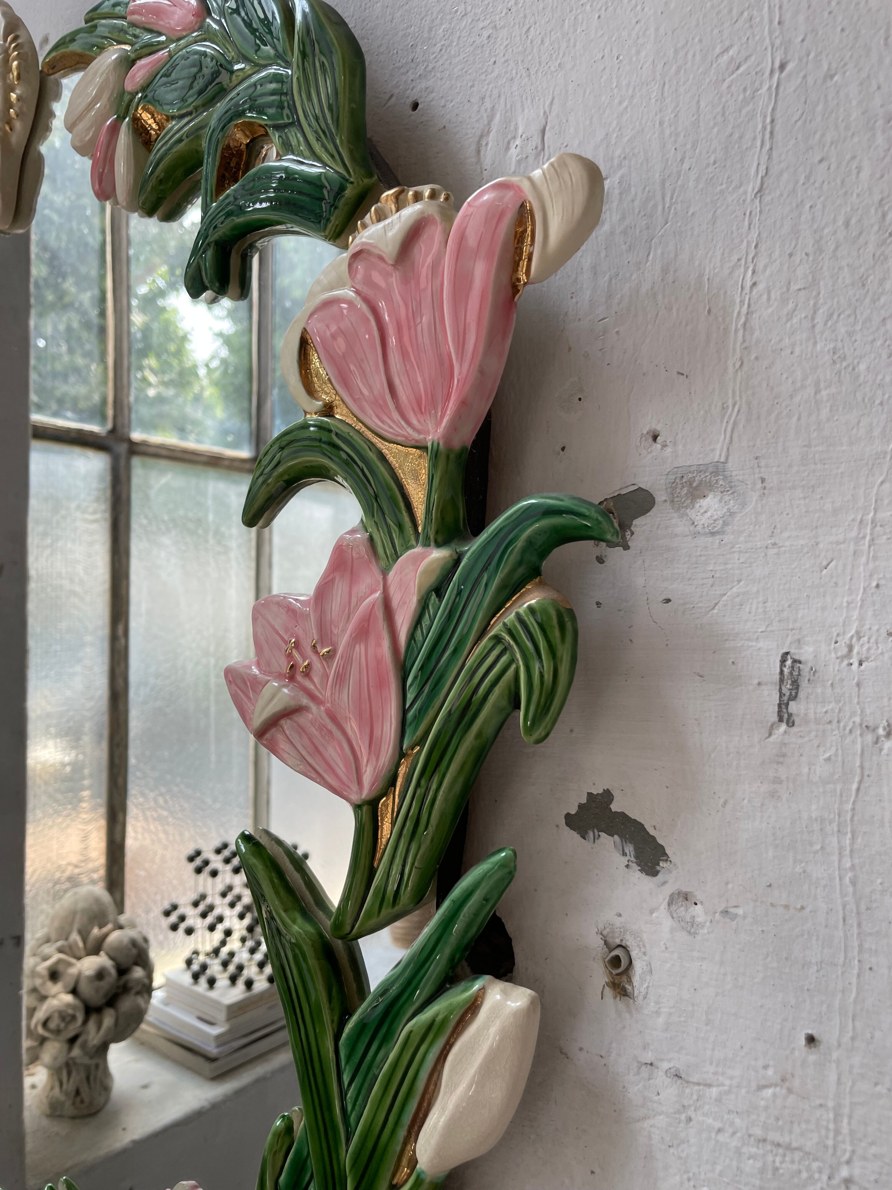 Oval ceramic mirror with flowers