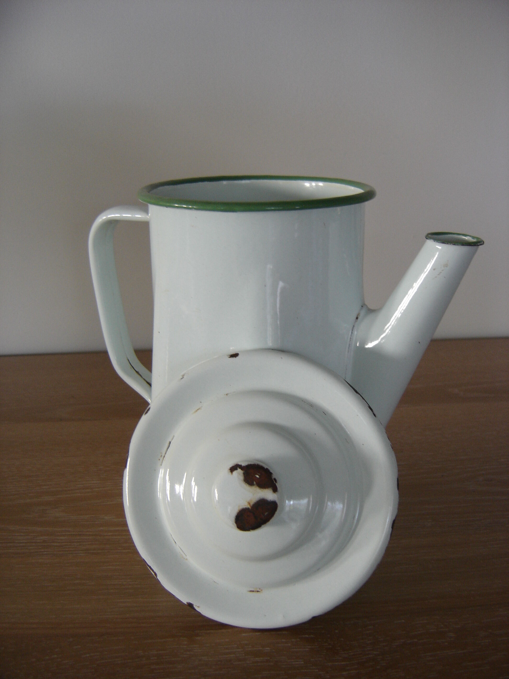 Enamelled coffee maker