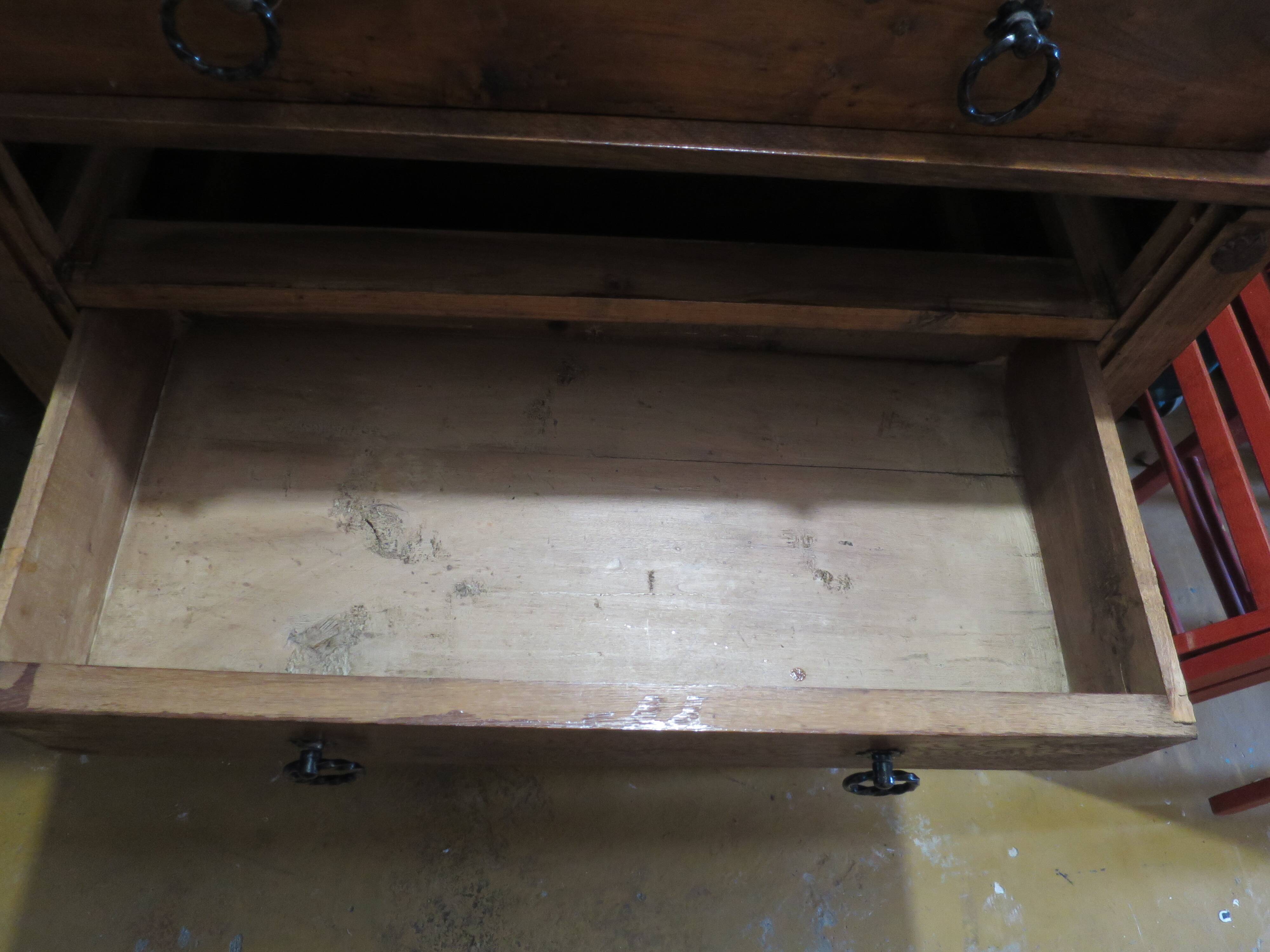 Commode 4 tiroirs en bois massif, début XXème s.