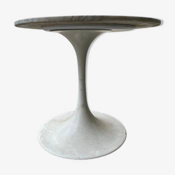 Table design pied tulipe dessus marbre