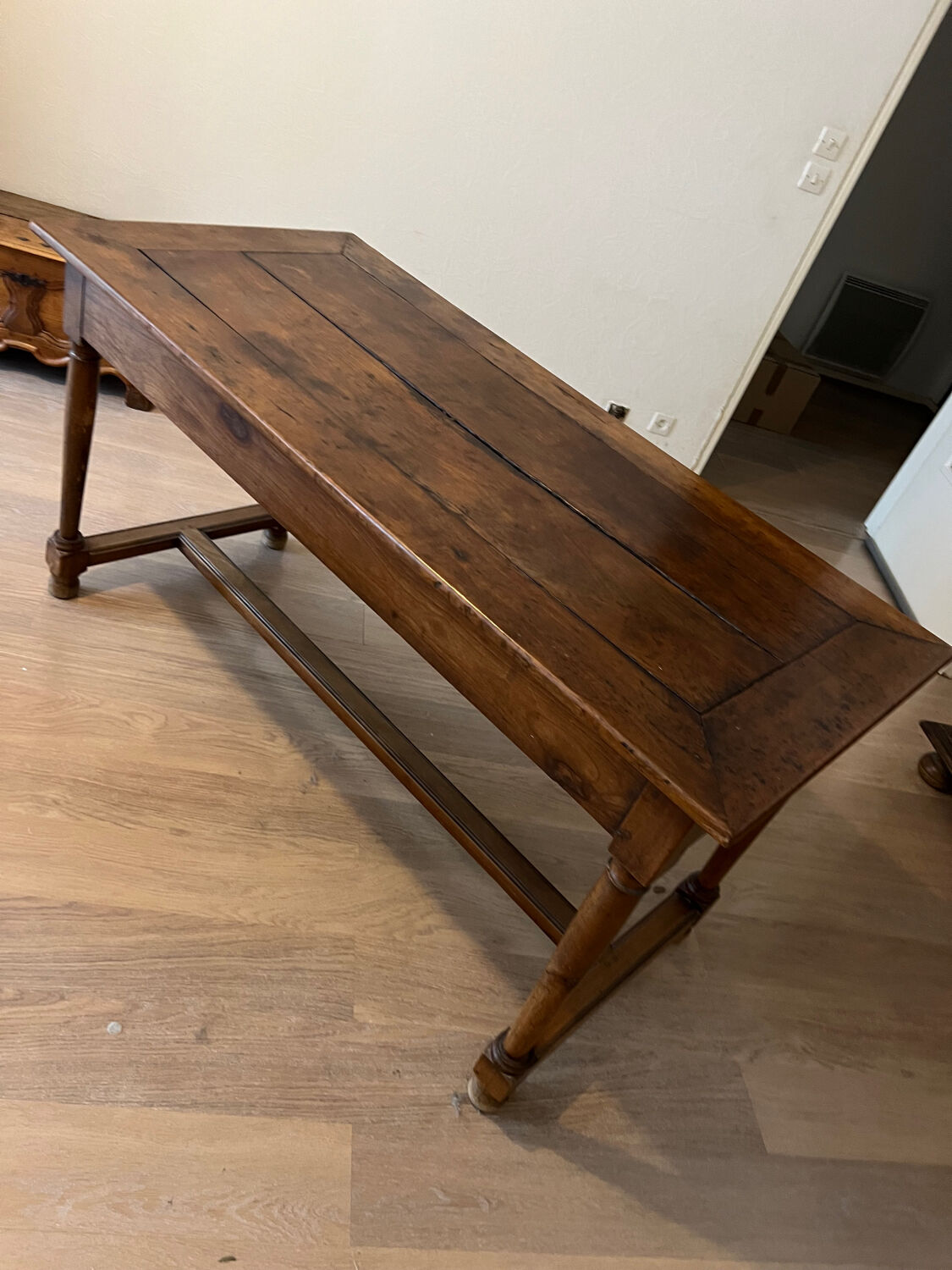 Closing table a drawer