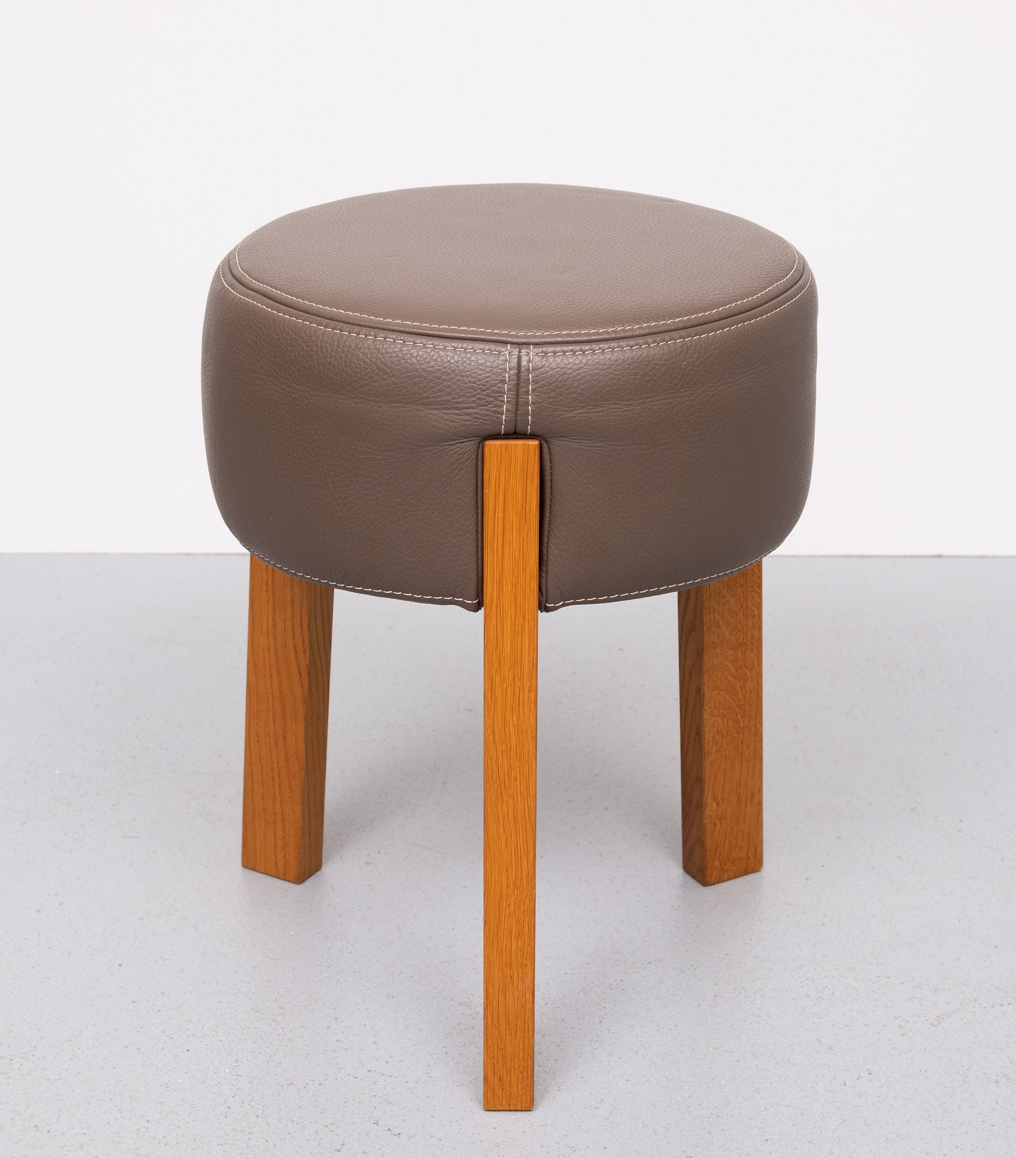Top quality Leather Pouf 3 Oak legs 1990s