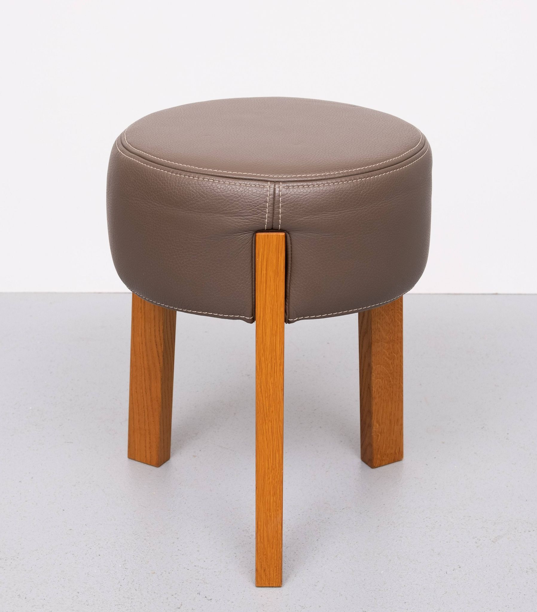 Top quality Leather Pouf 3 Oak legs 1990s