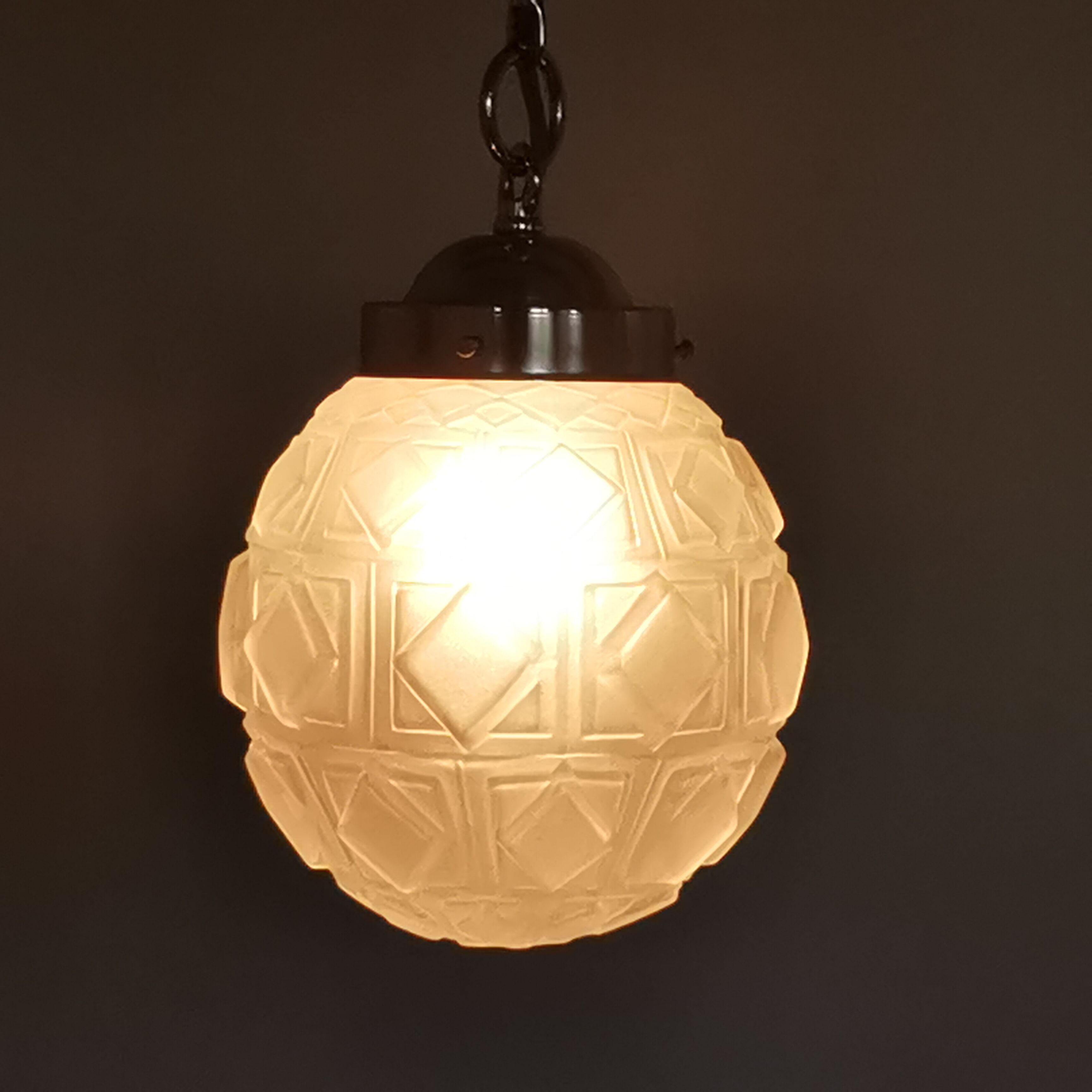 Art deco ball suspension