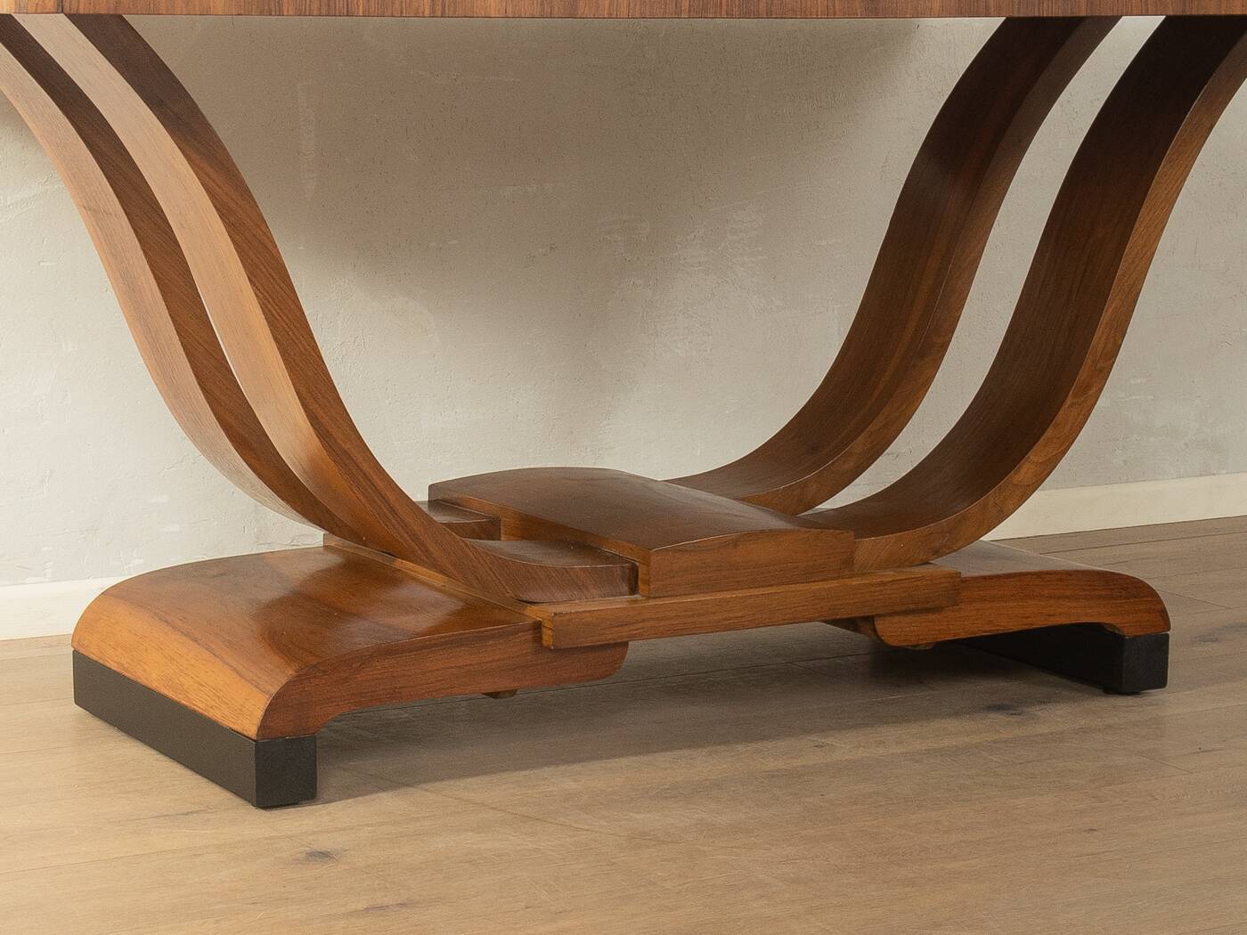 Elegant Art Deco dining table from the 1930s, walnut root veneer
