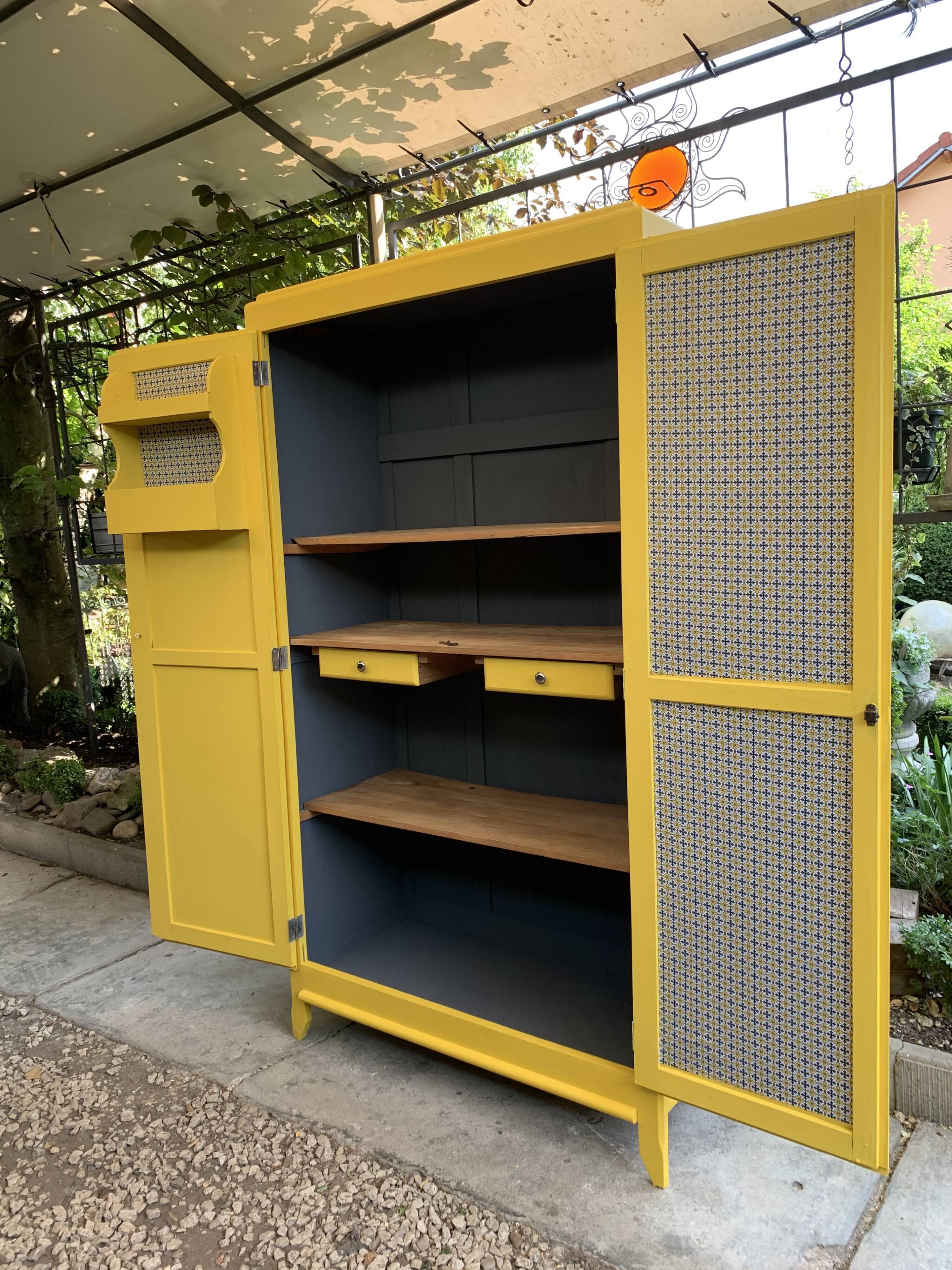 Armoire parisienne jaune poudrée 1950