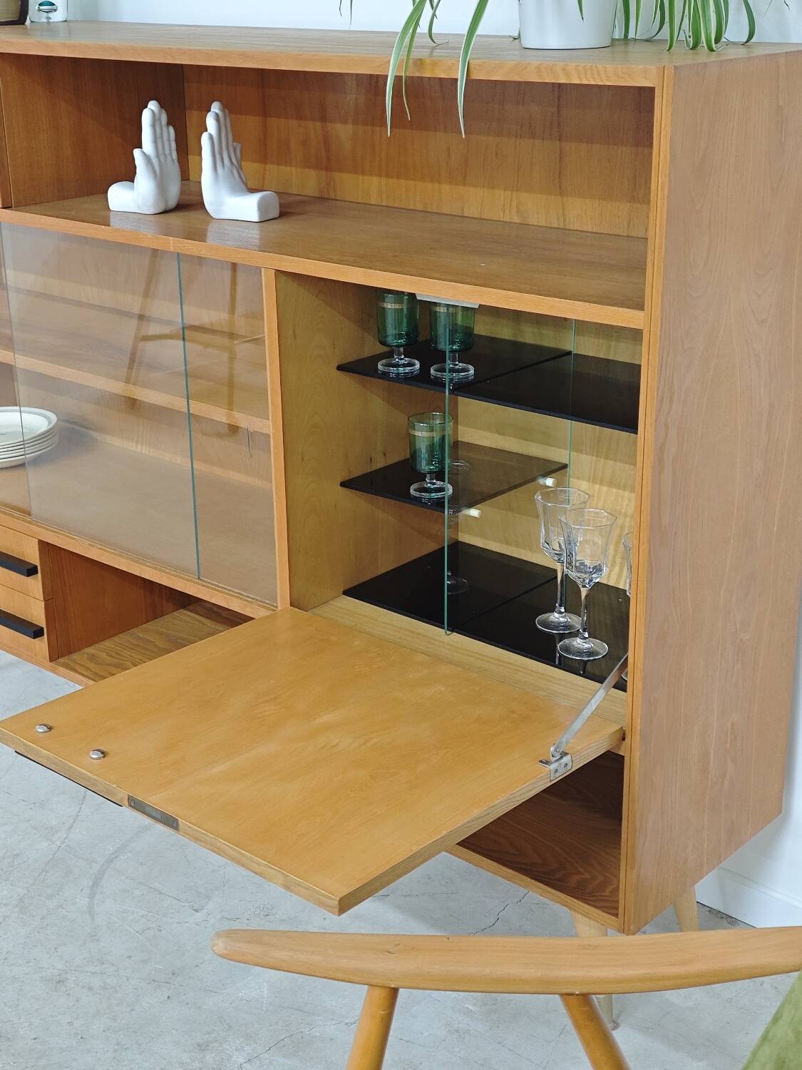 Buffet Vaisselier en bois blond Libena , ex Tchécoslovaquie 1970