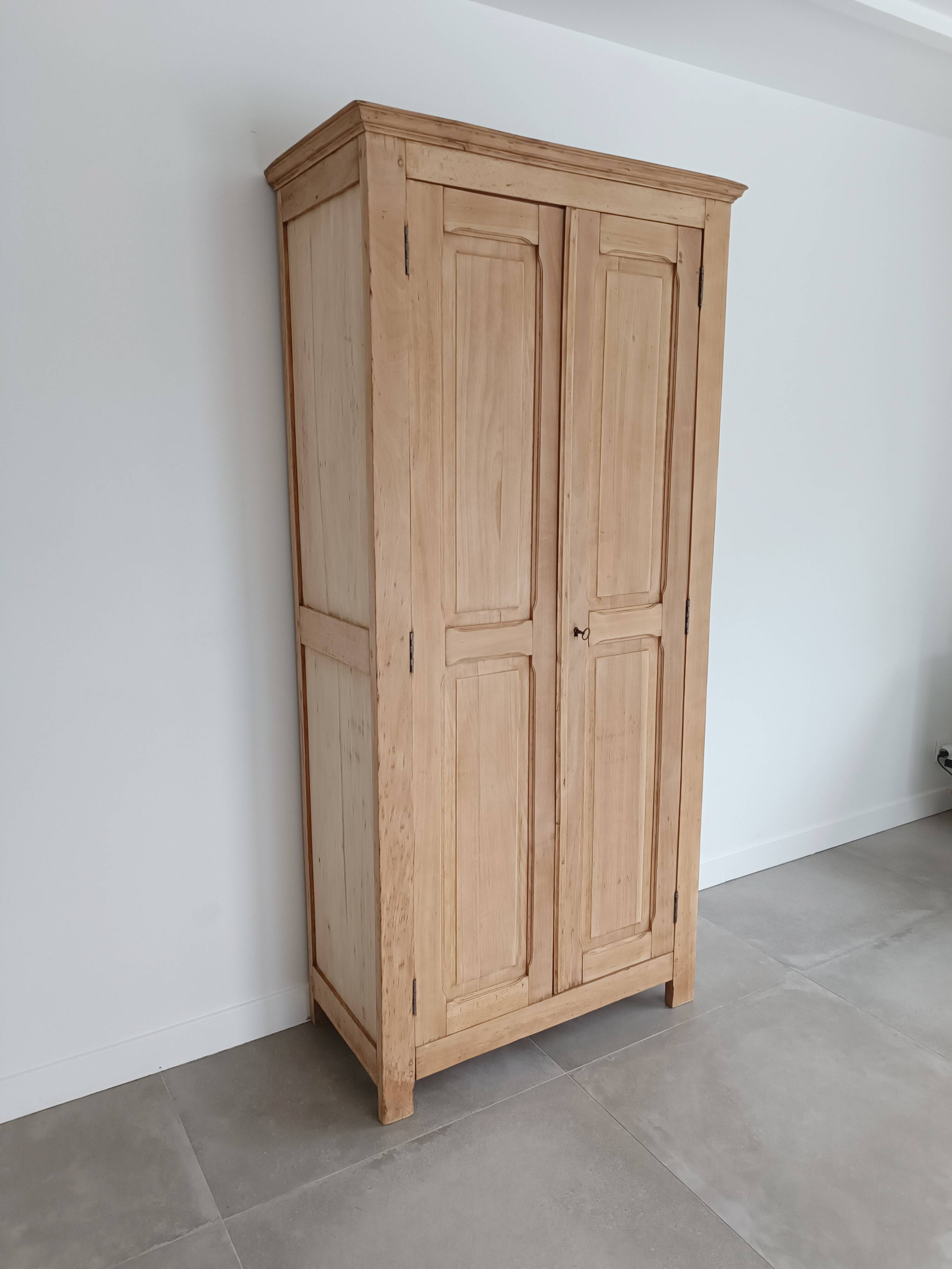 Parisian wardrobe from the early 20th century, 200 x 90 x 47, dowelled.