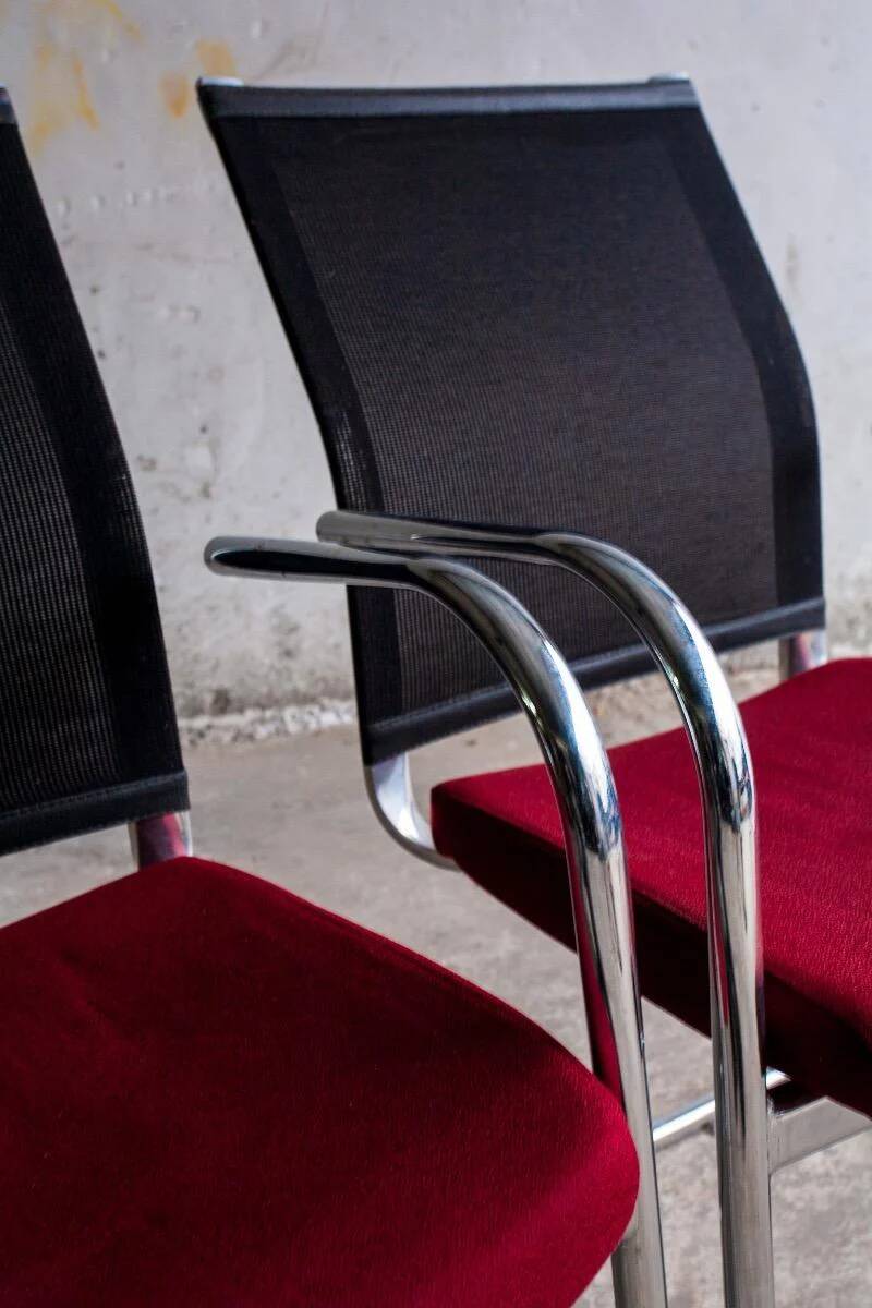 Lot de 4 chaises cantilever avec assise bordeaux et dossier en maille