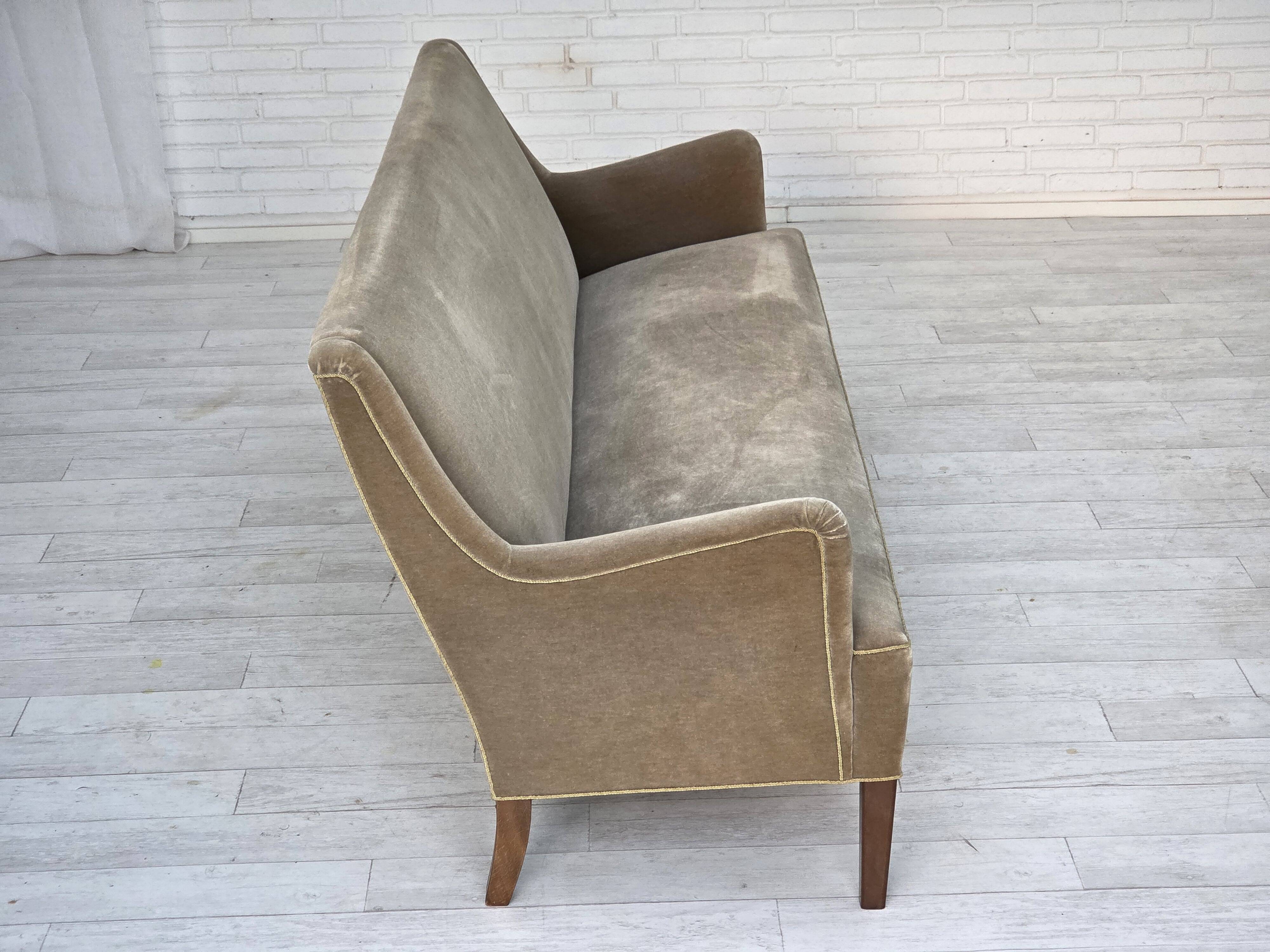 Canapé danois 4 places en velours vert clair, années 1960