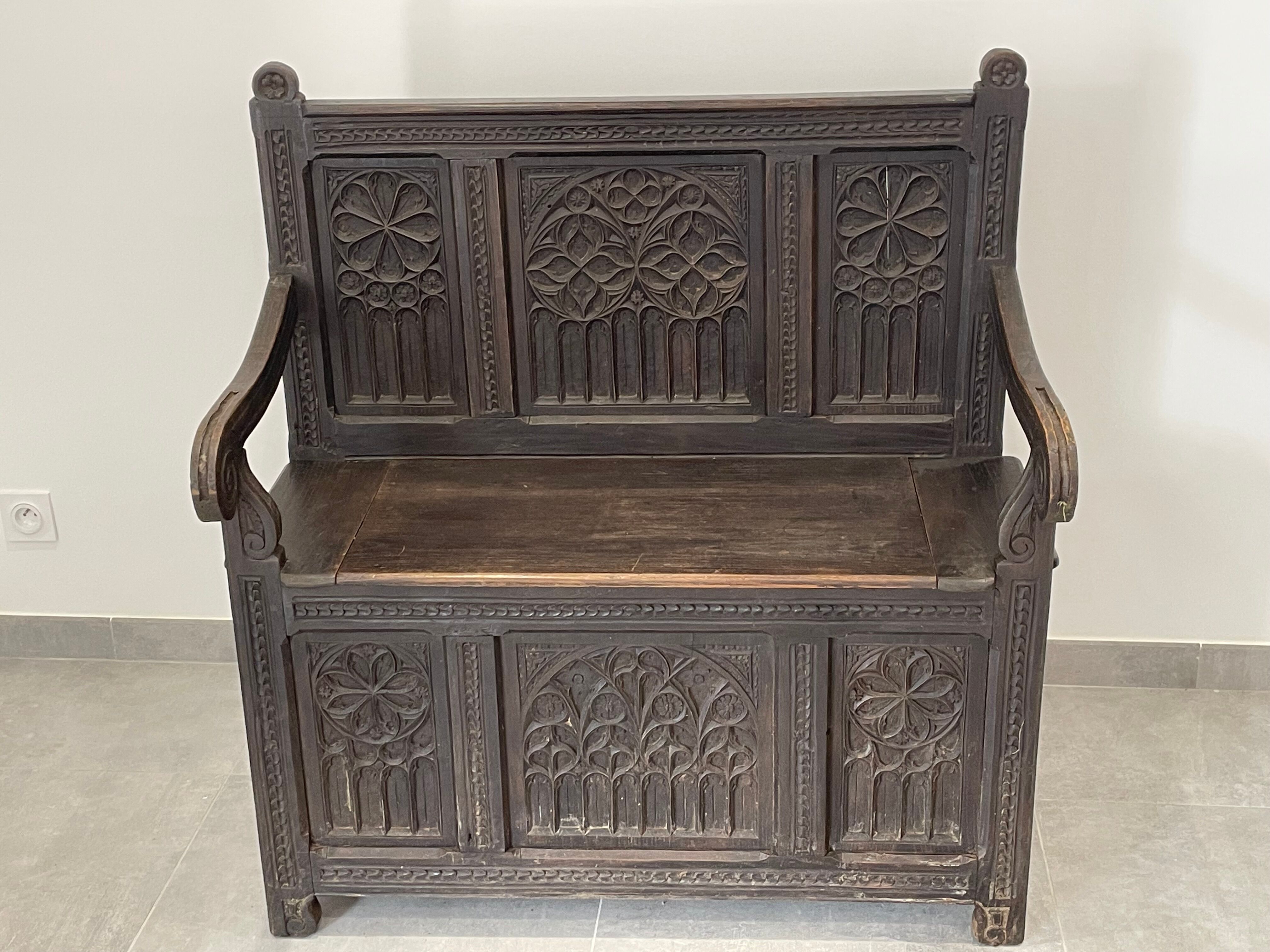 Chest bench in natural wood carved with Gothic motifs