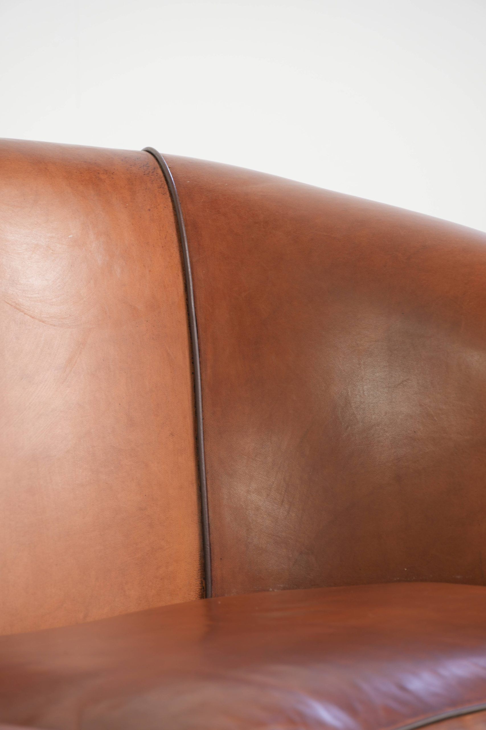 Sheepskin 2-seater sofa with a warm cognac brown colour scheme