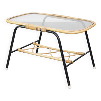 Table basse vintage en rotin des années 1960 avec un plateau en verre et une structure en métal