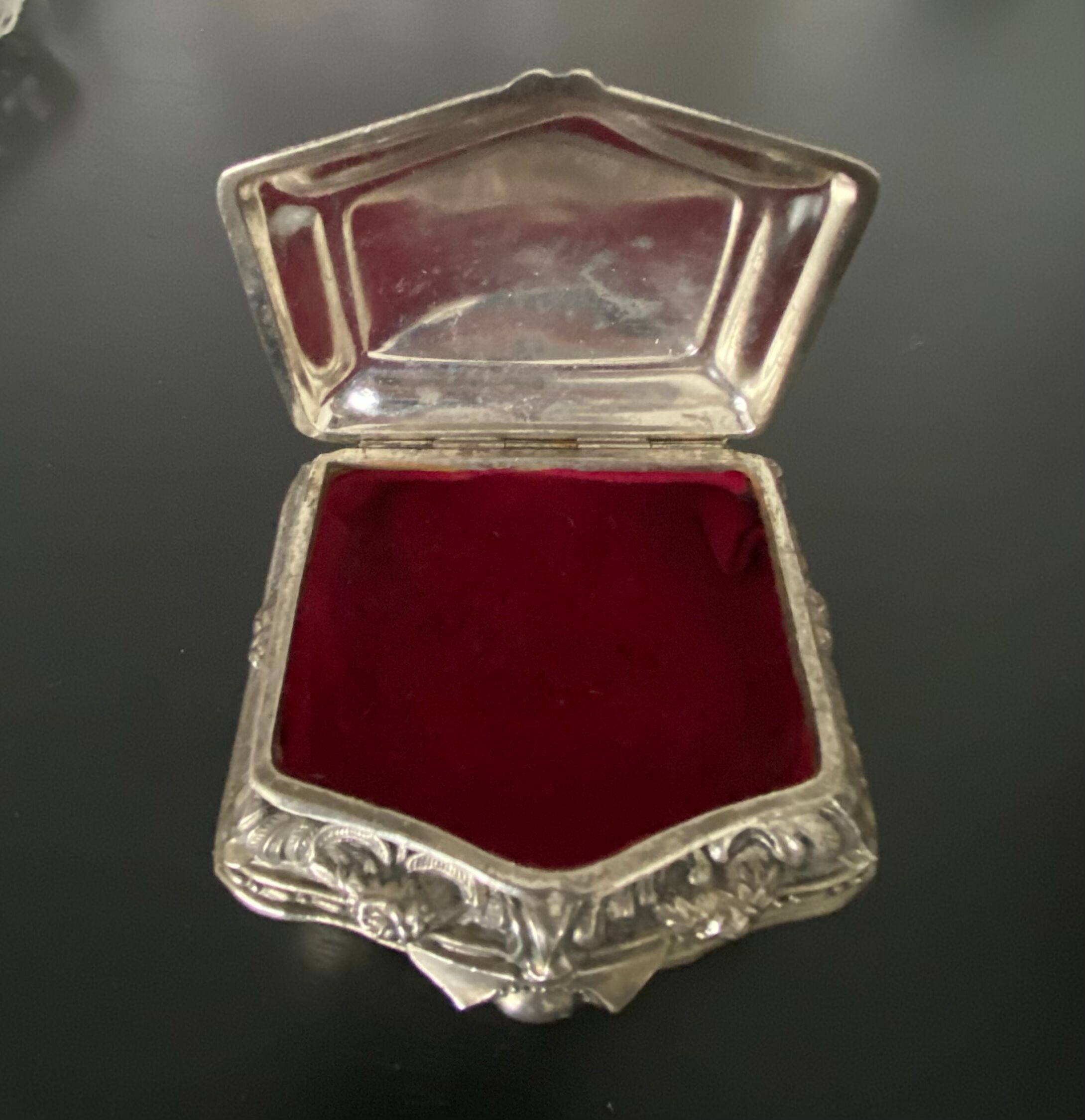 1 silver metal jewelry box