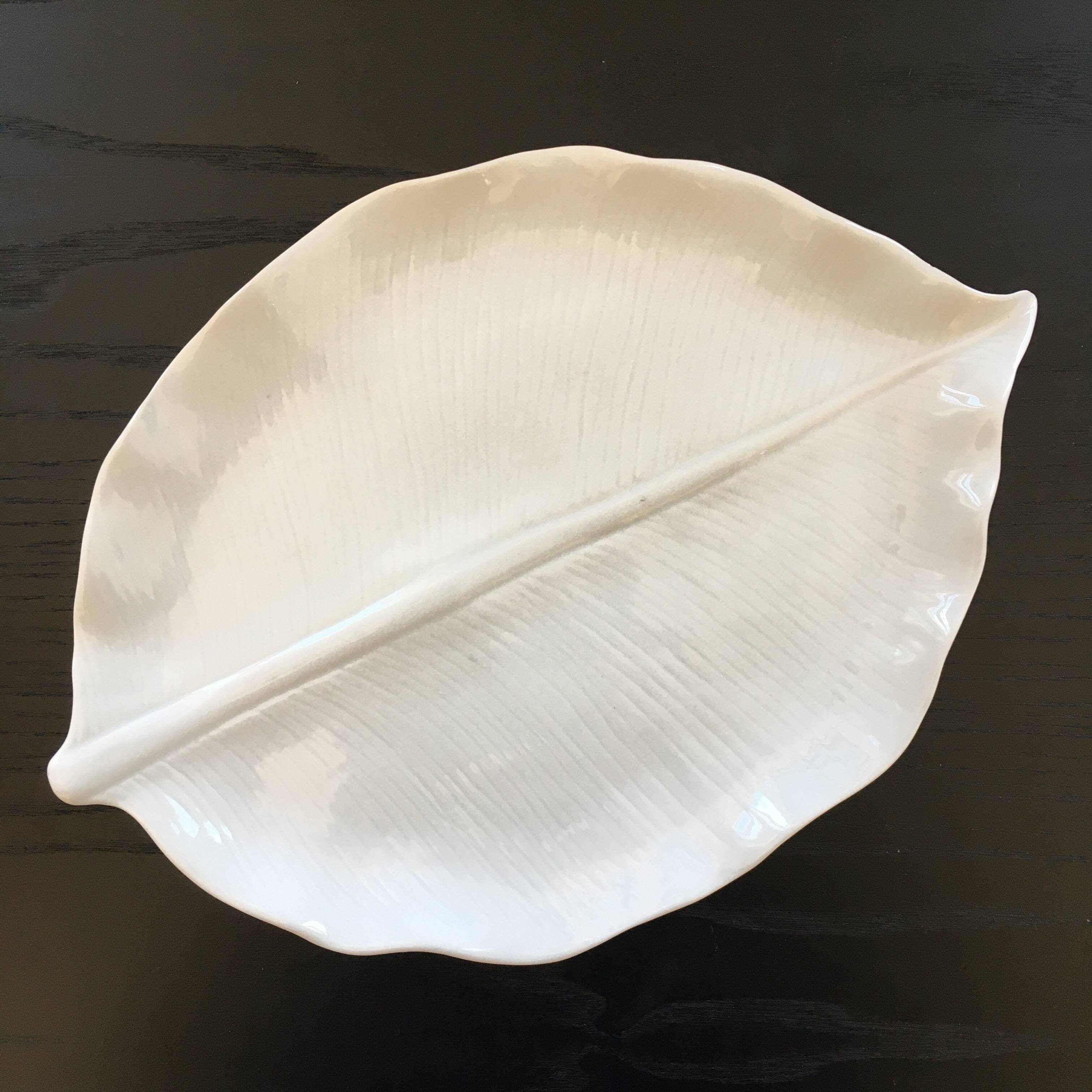 Porcelain ribbed leaf dish
