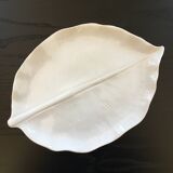 Plat feuille nervurée en porcelaine