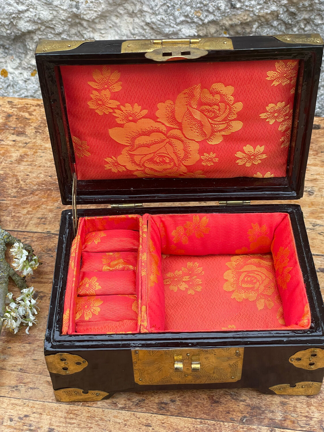 Vintage jewelry box China lacquered wood brass mother-of-pearl