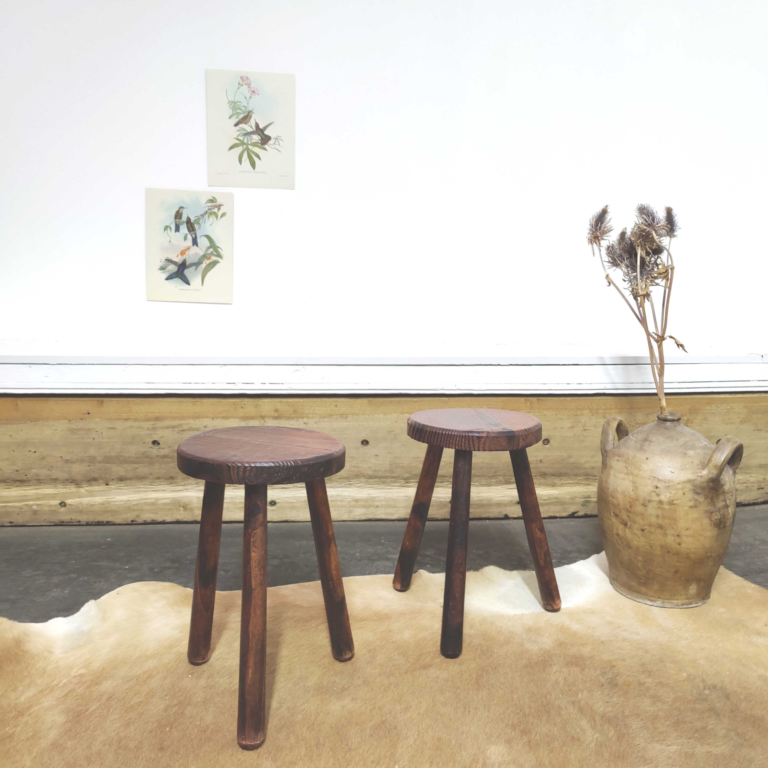 Paire de tabourets tripodes en bois vintage