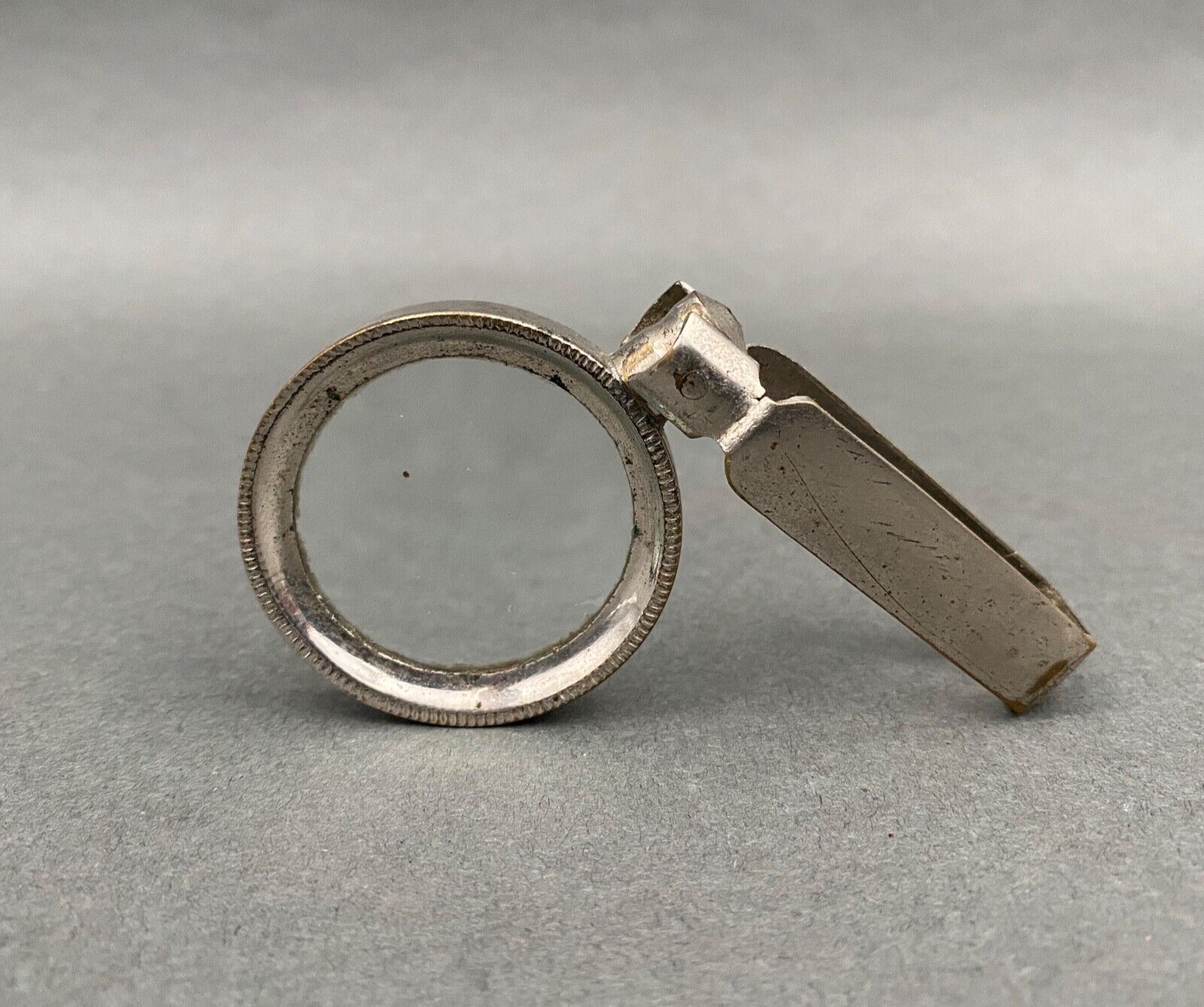 Foldable magnifying glass in silver metal 1900