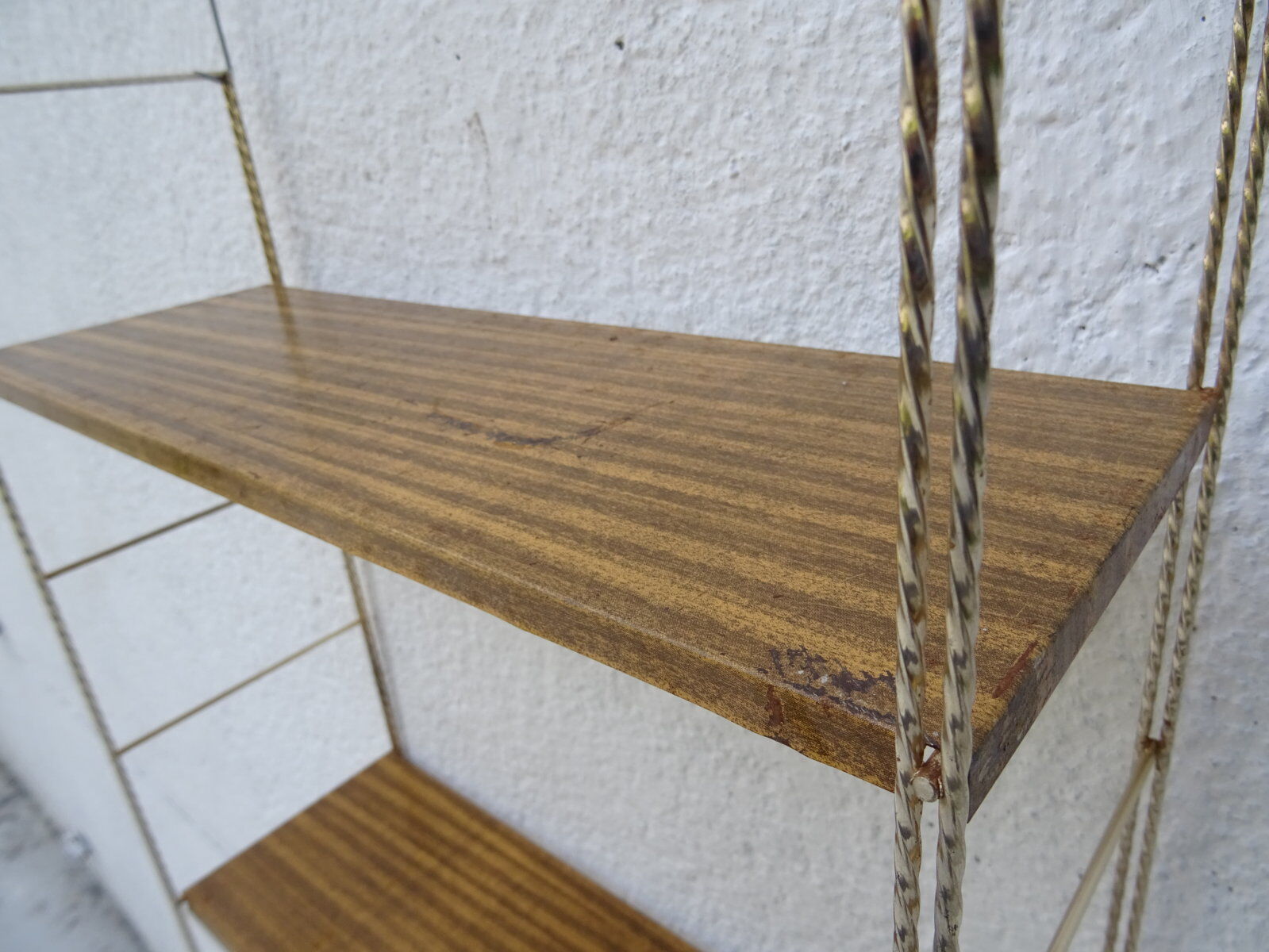 Modular wall shelf string