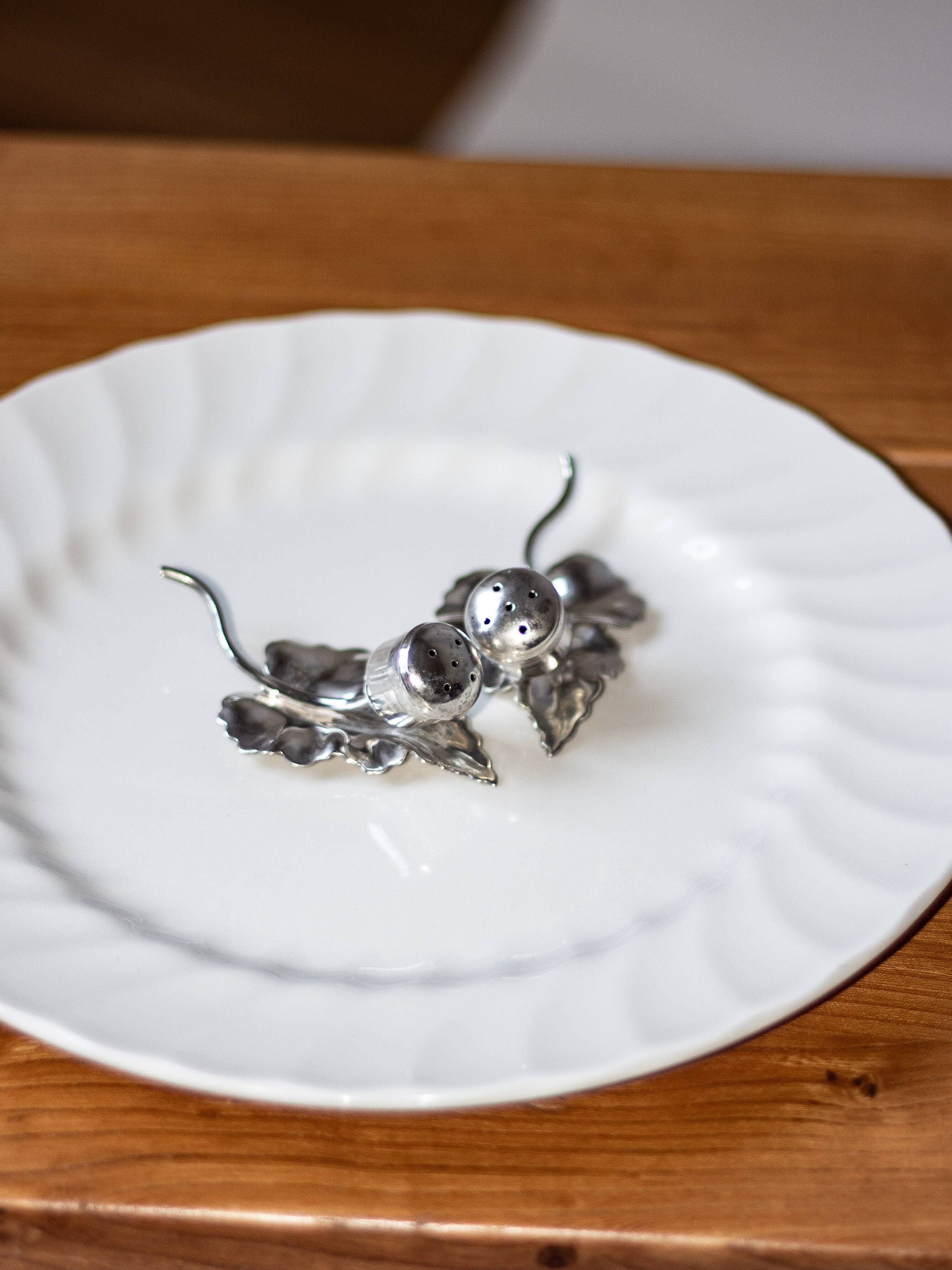 Set of a salt shaker and a pepper shaker in silver-plated metal, ENPS, England.