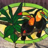 Vitrail de style art déco représentant un couple de toucans